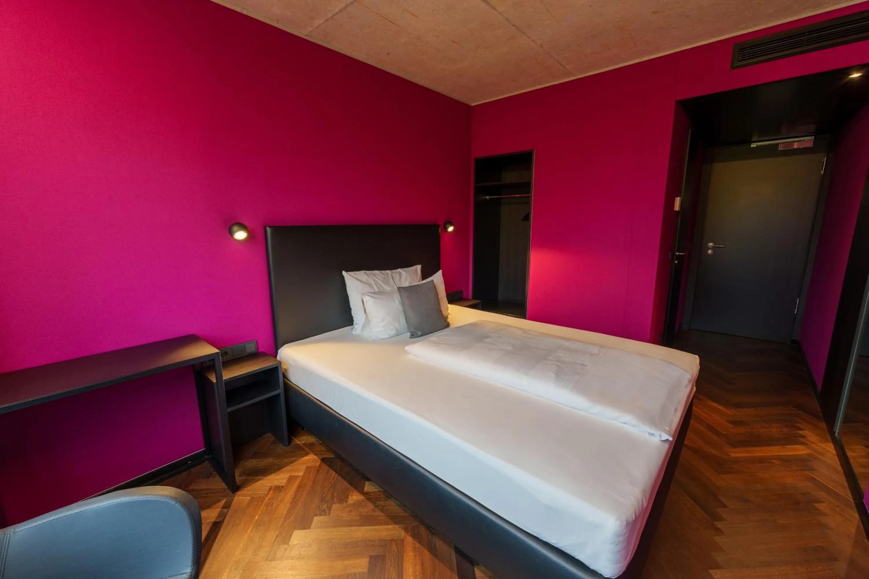 Living room, Bed in Roomreich