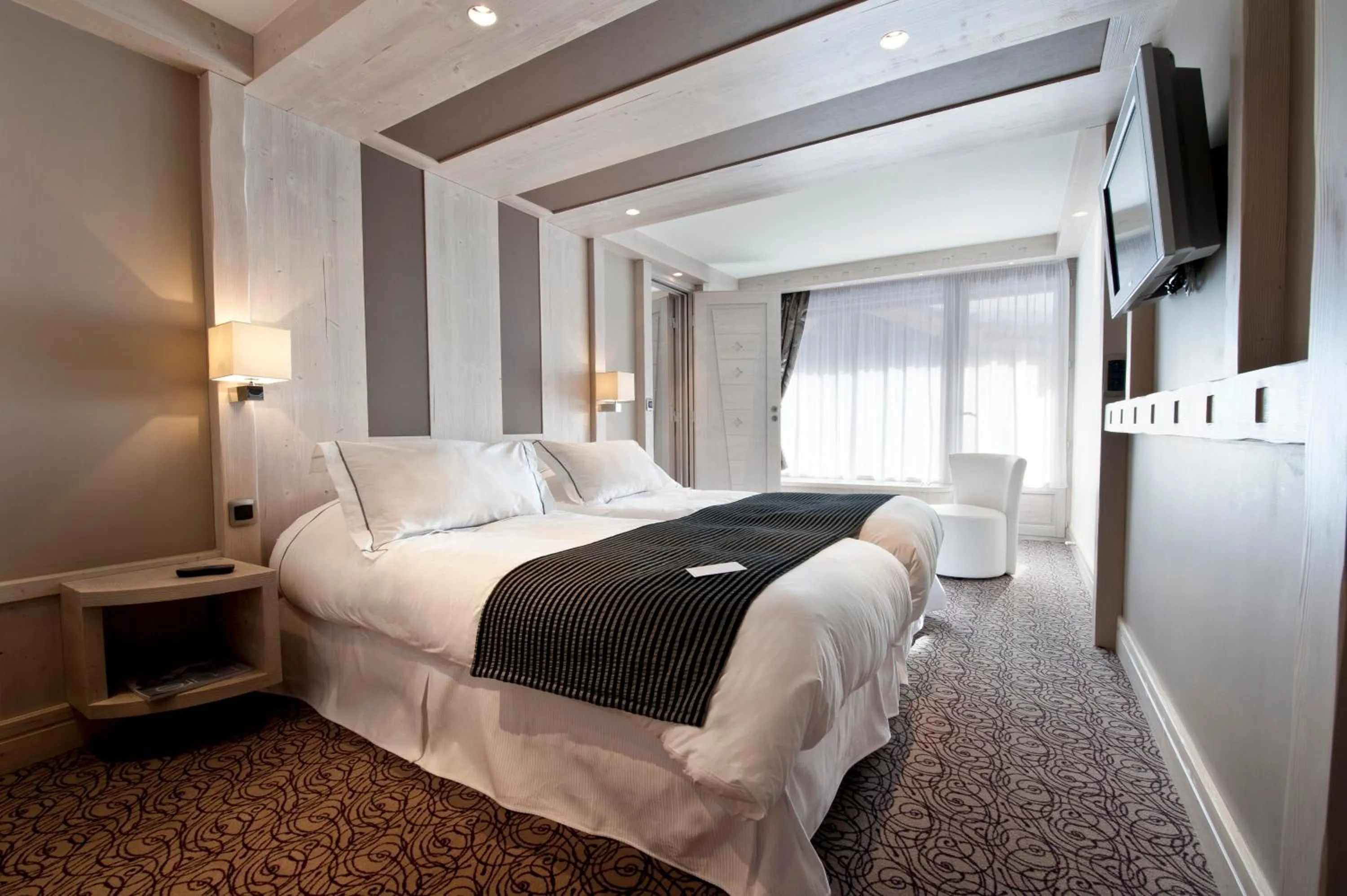 TV and multimedia, Bed in Hôtel Les Sherpas