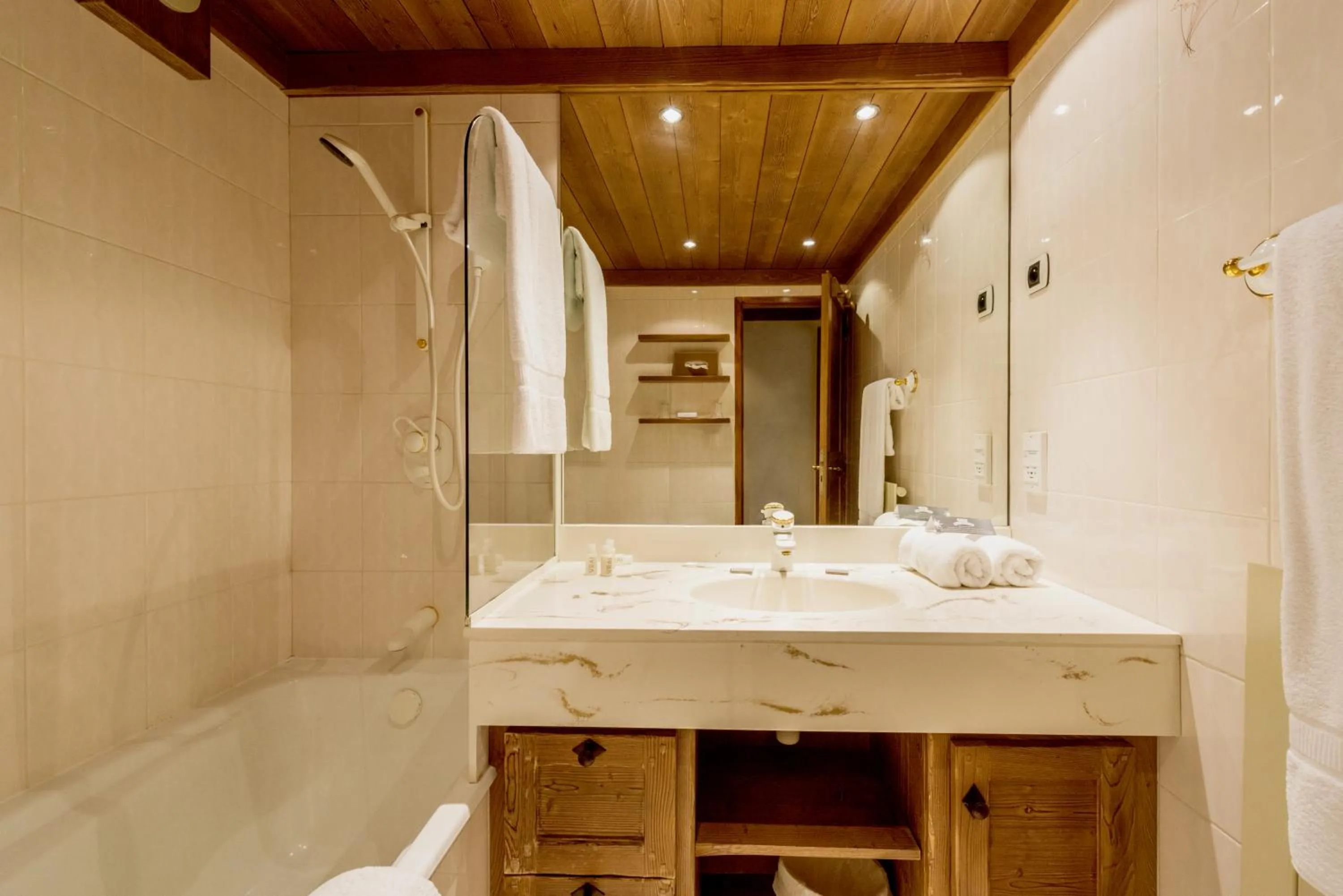 Bath in Hôtel Les Sherpas