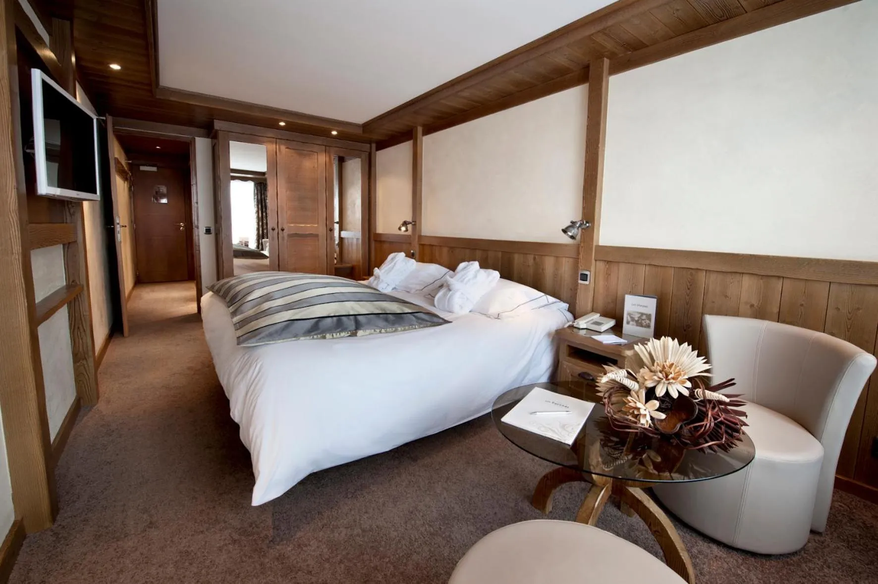 Photo of the whole room, Bed in Hôtel Les Sherpas