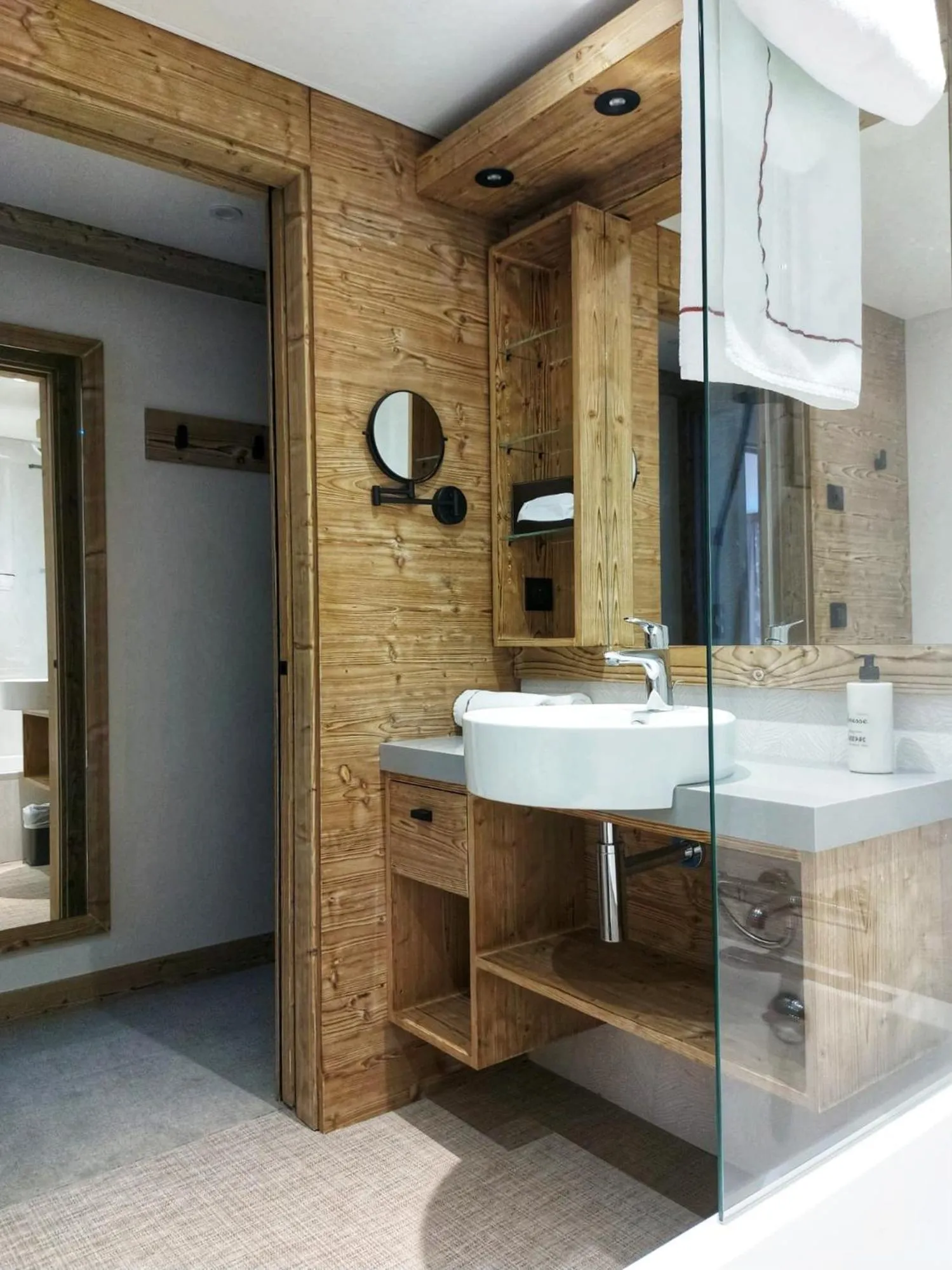 Shower in Hôtel Les Sherpas