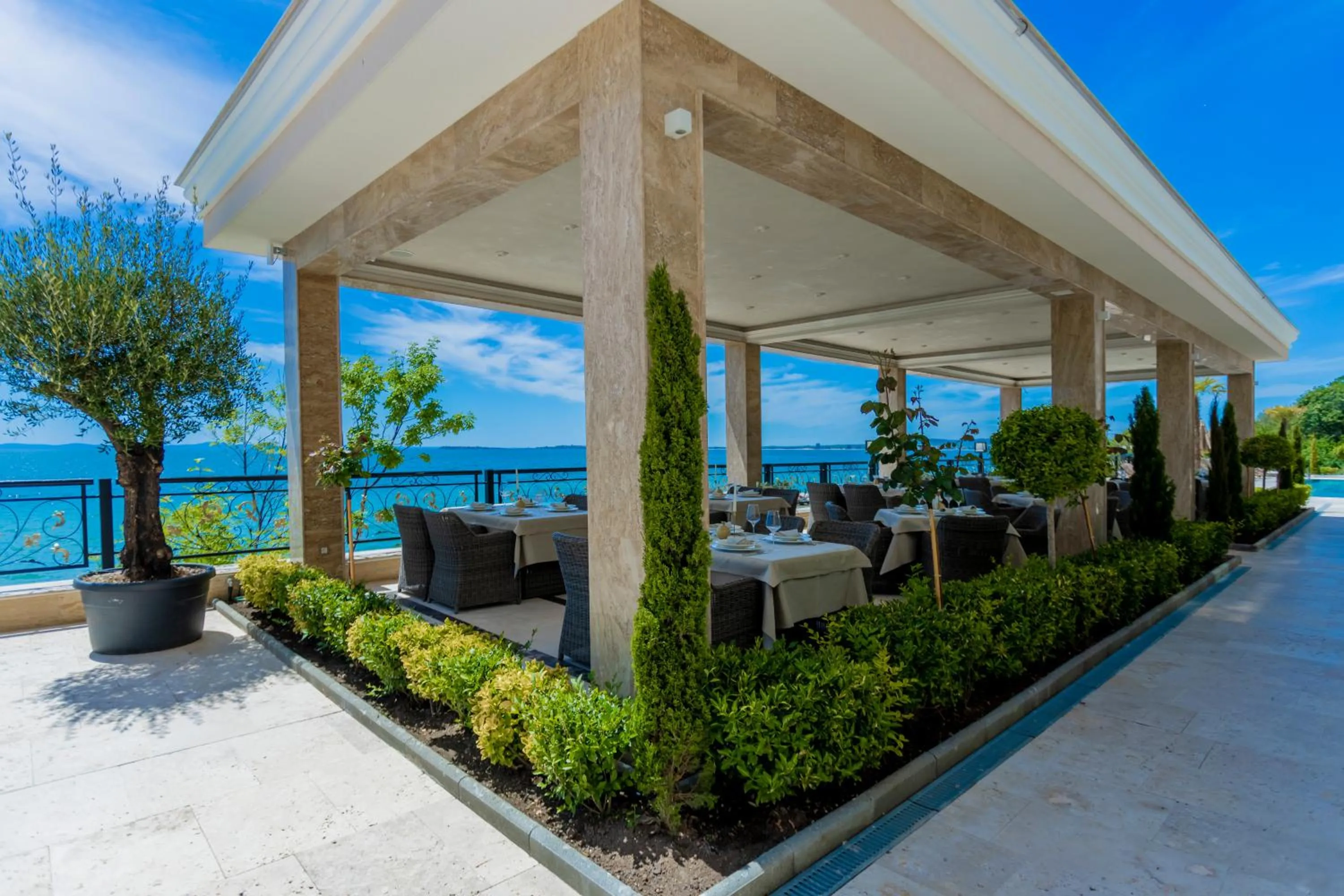 Restaurant/places to eat in Onyx Beach Residence - Free Beach Access & Parking
