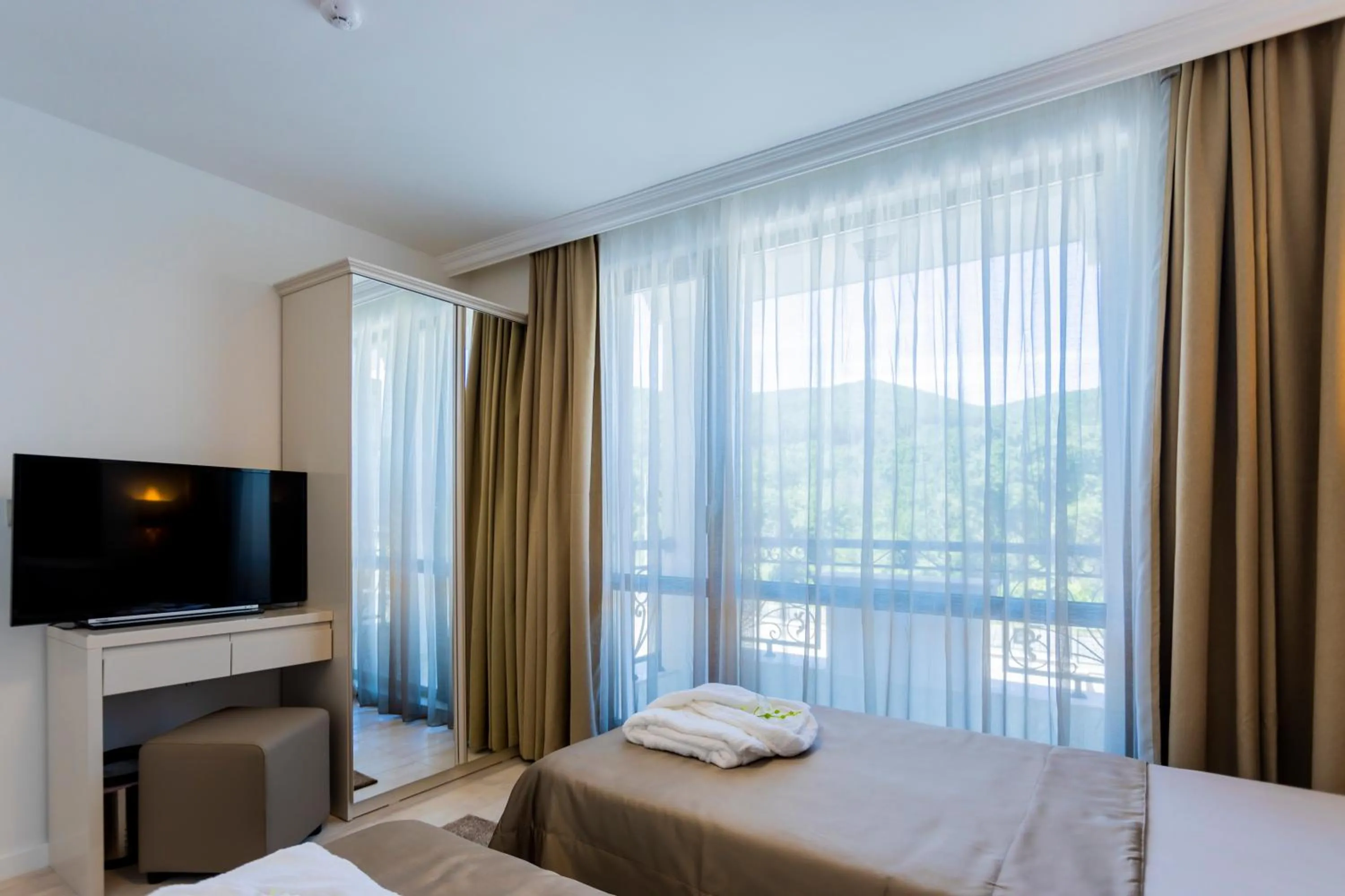 Bed in Onyx Beach Residence - Free Beach Access & Parking