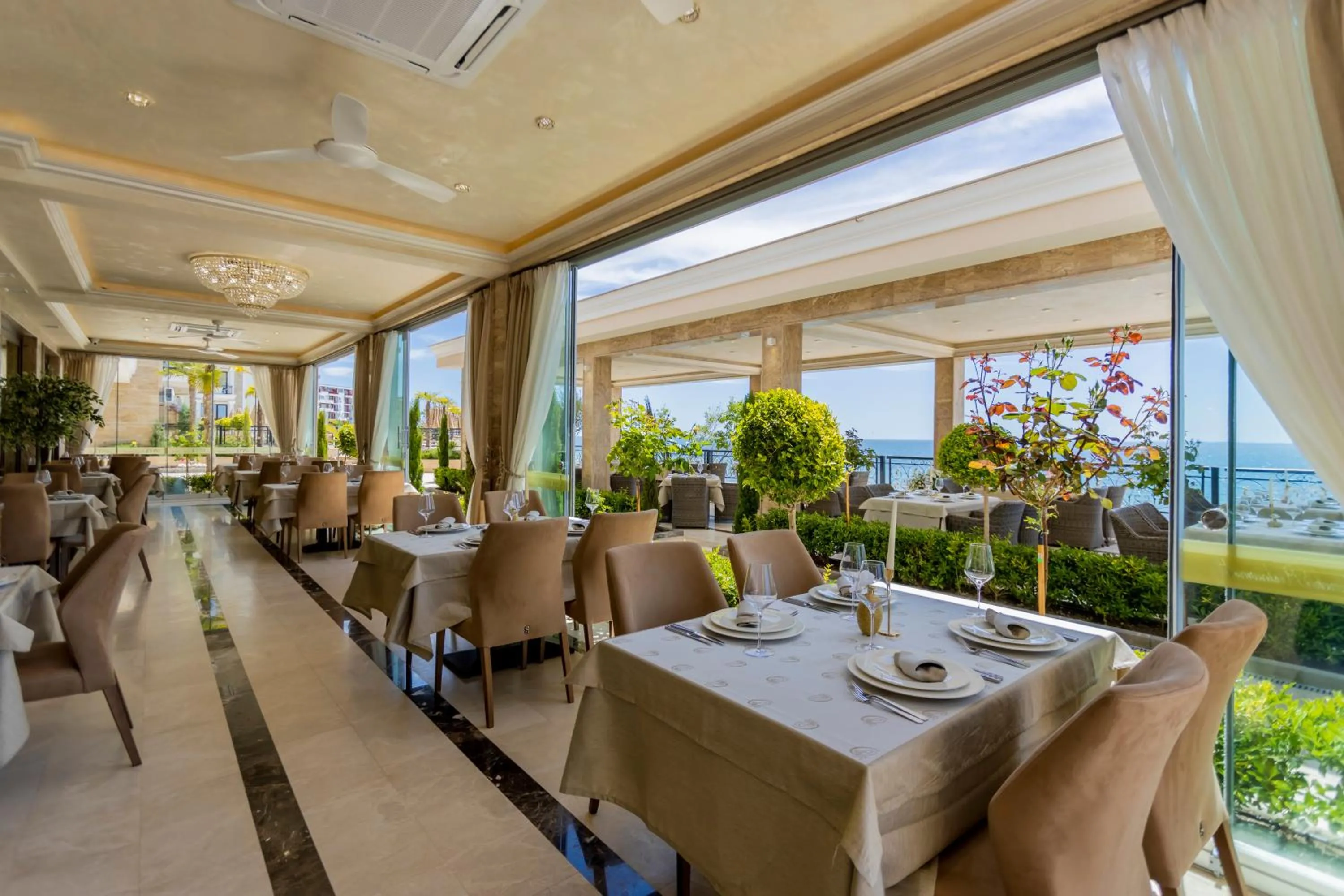 Restaurant/places to eat in Onyx Beach Residence - Free Beach Access & Parking