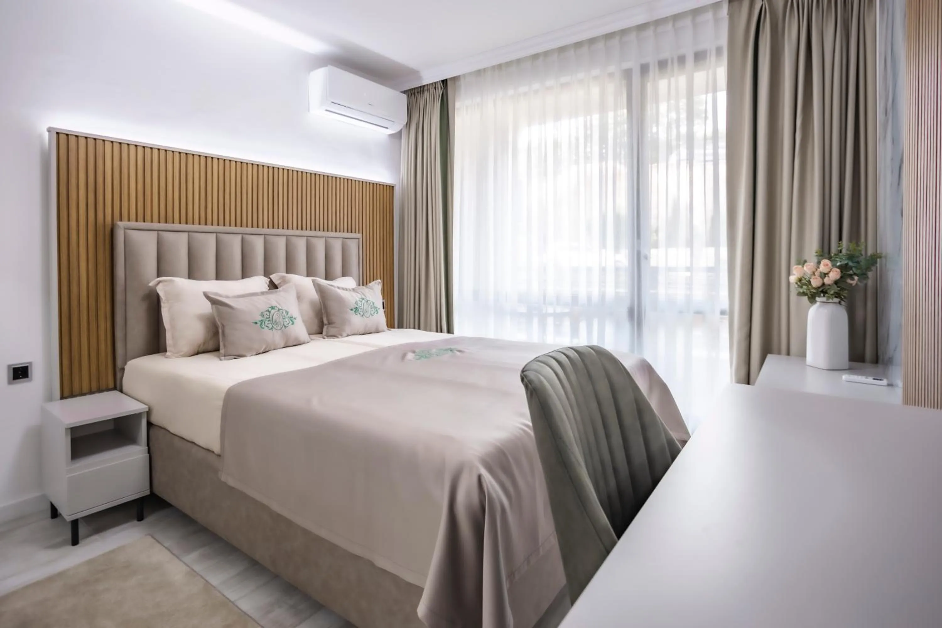 Mountain view, Bed in Onyx Beach Residence - Free Beach Access & Parking