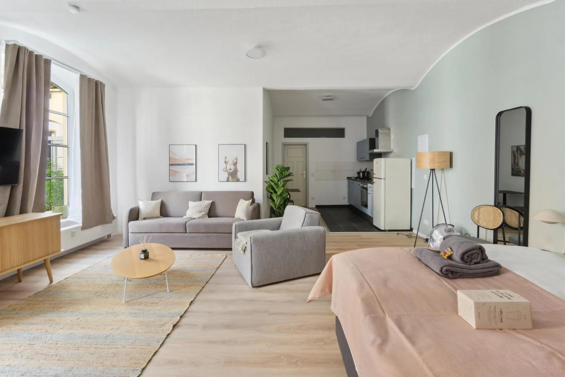 Living room in Limehome Dresden Jordanstraße