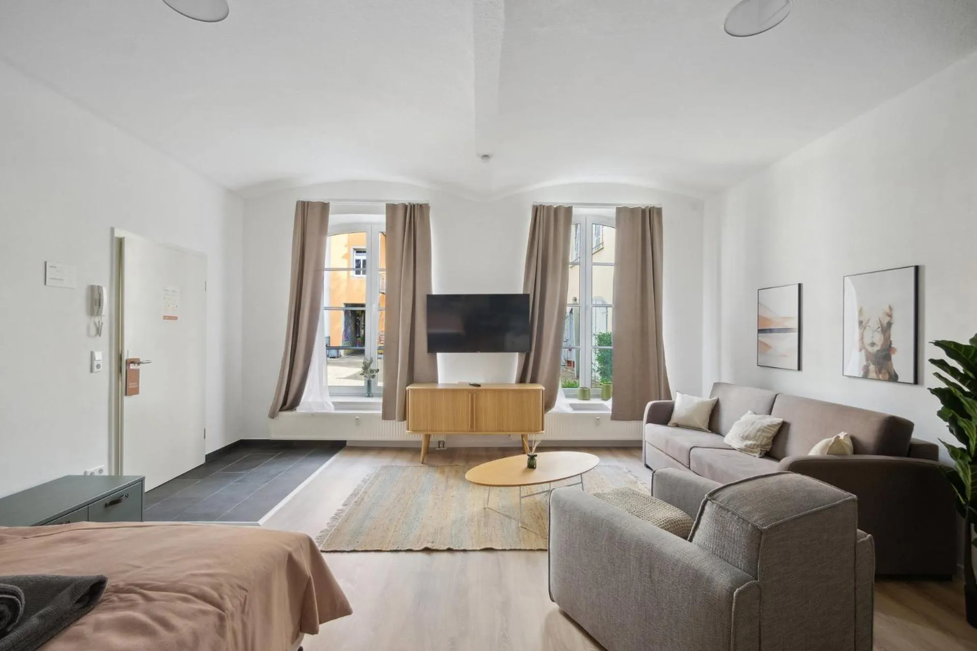 TV and multimedia in Limehome Dresden Jordanstraße