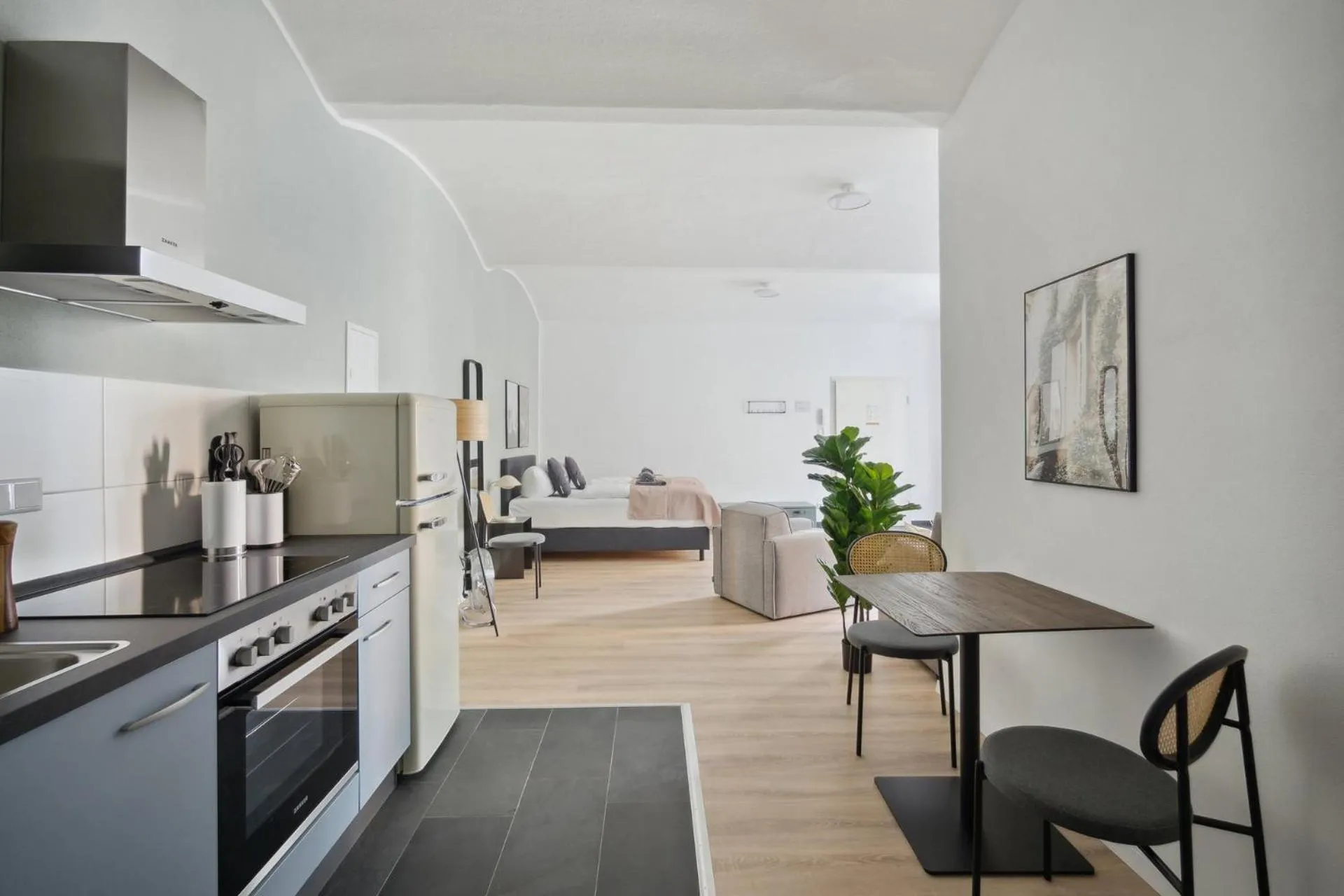 Kitchen or kitchenette, Bed in Limehome Dresden Jordanstraße