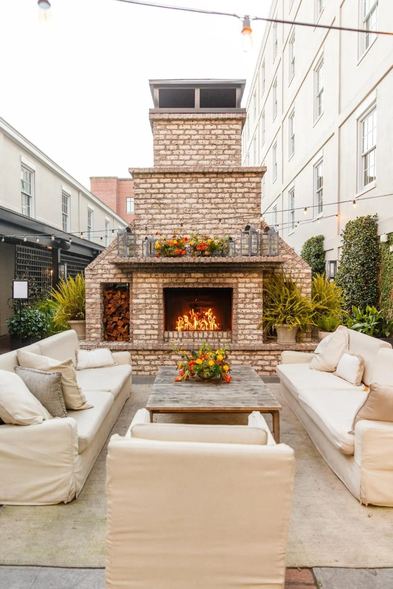 Restaurant/places to eat in Hotel Emeline