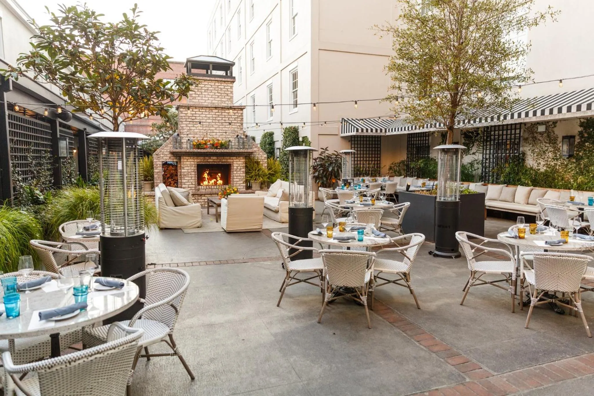 Restaurant/places to eat in Hotel Emeline