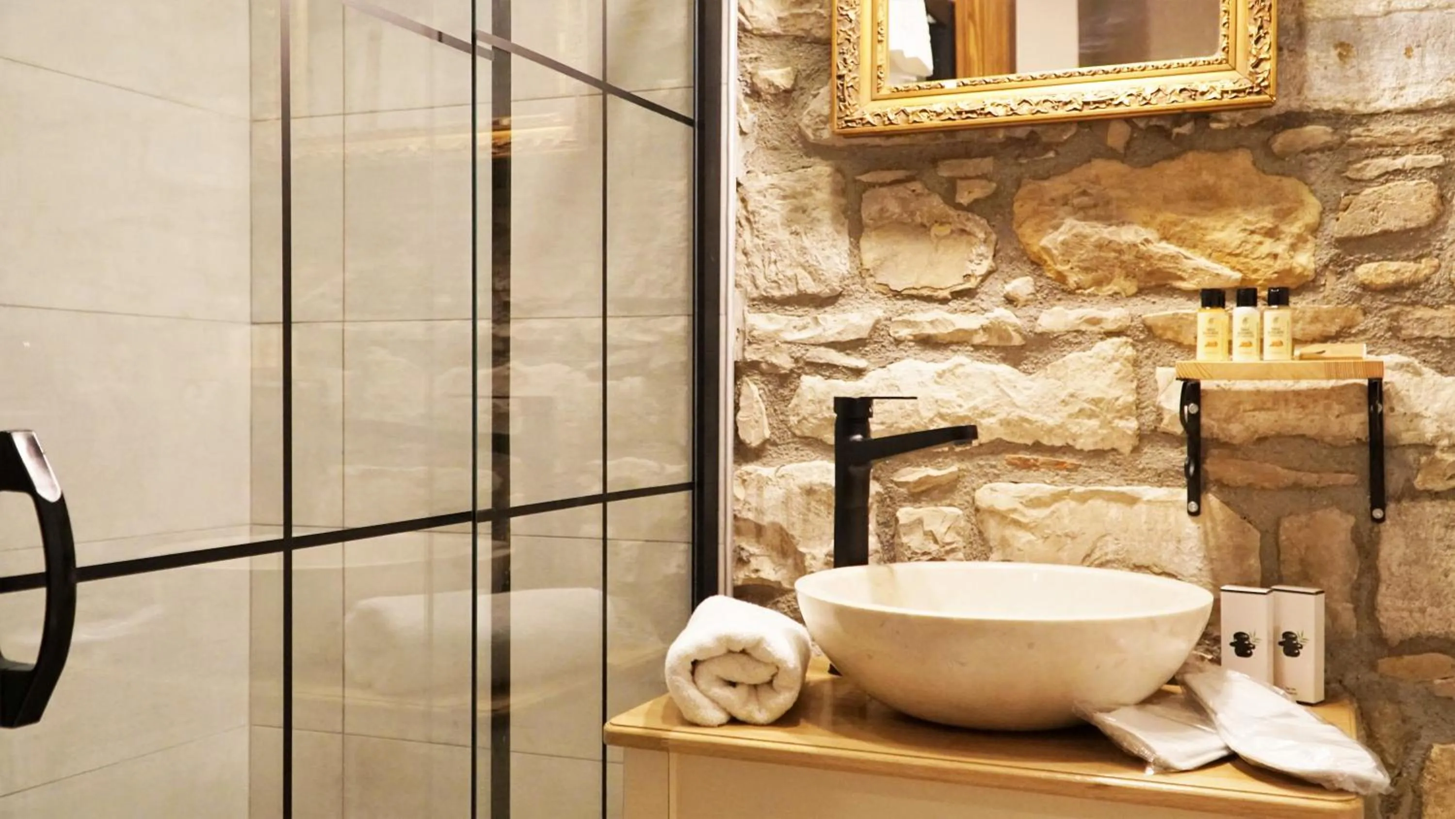 Bathroom in Urla Taş Konak Otel