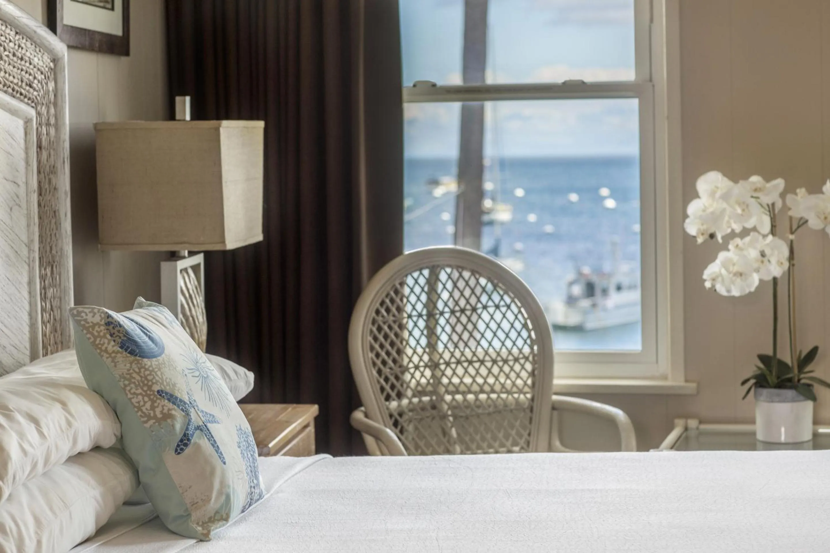 View (from property/room), Bed in Hotel Mac Rae