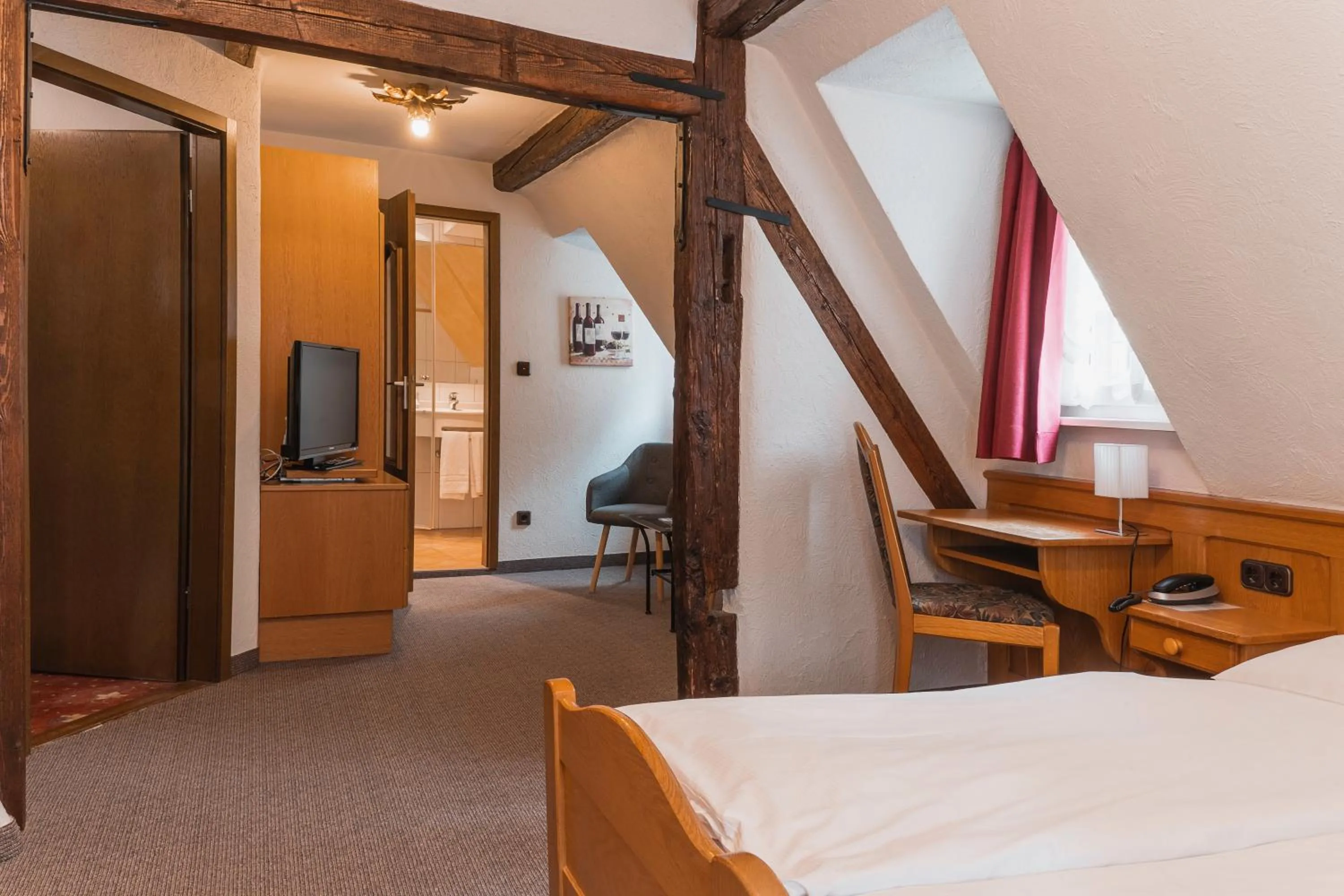 Photo of the whole room, Bed in AKZENT Hotel Berg's Alte Bauernschänke- Wellness und Wein