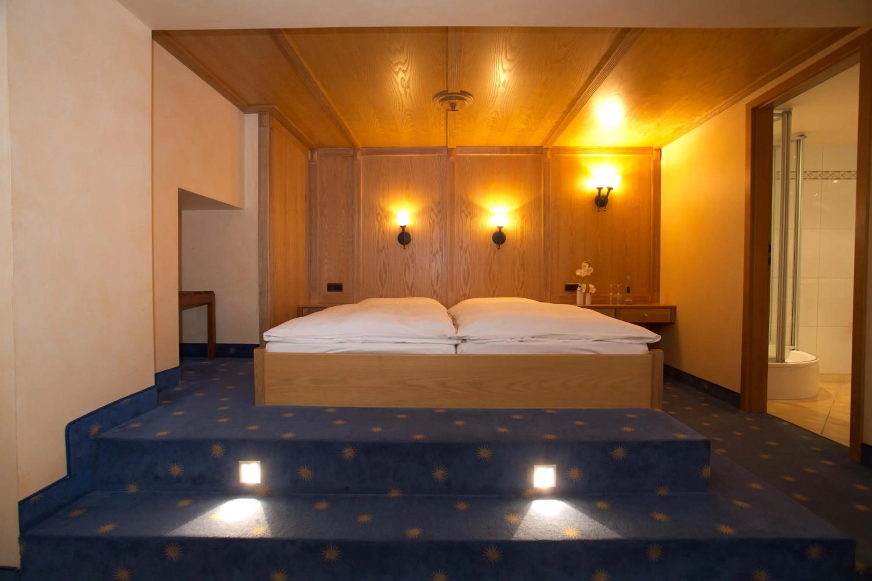 Photo of the whole room, Bed in AKZENT Hotel Berg's Alte Bauernschänke- Wellness und Wein
