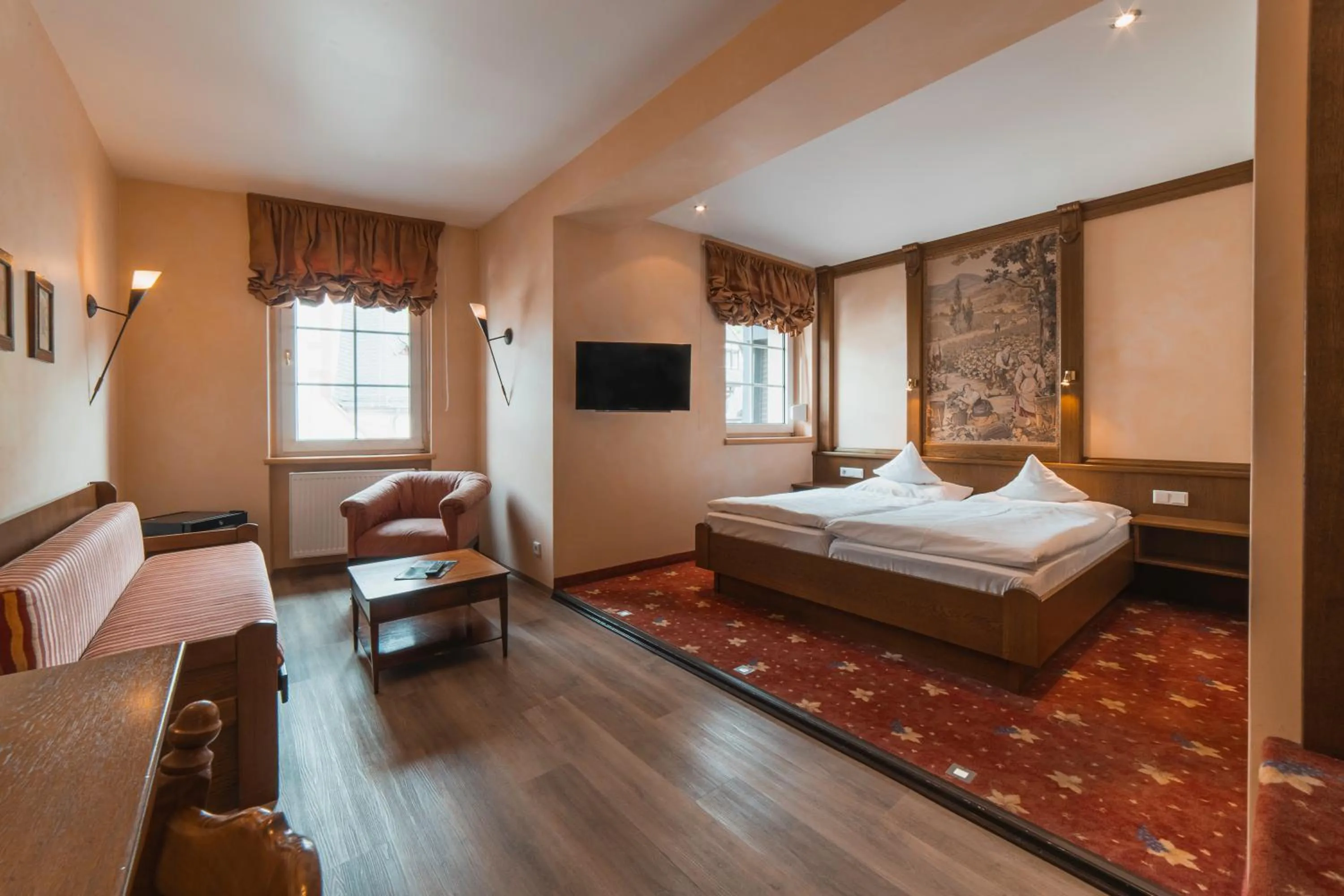 Living room, Bed in AKZENT Hotel Berg's Alte Bauernschänke- Wellness und Wein