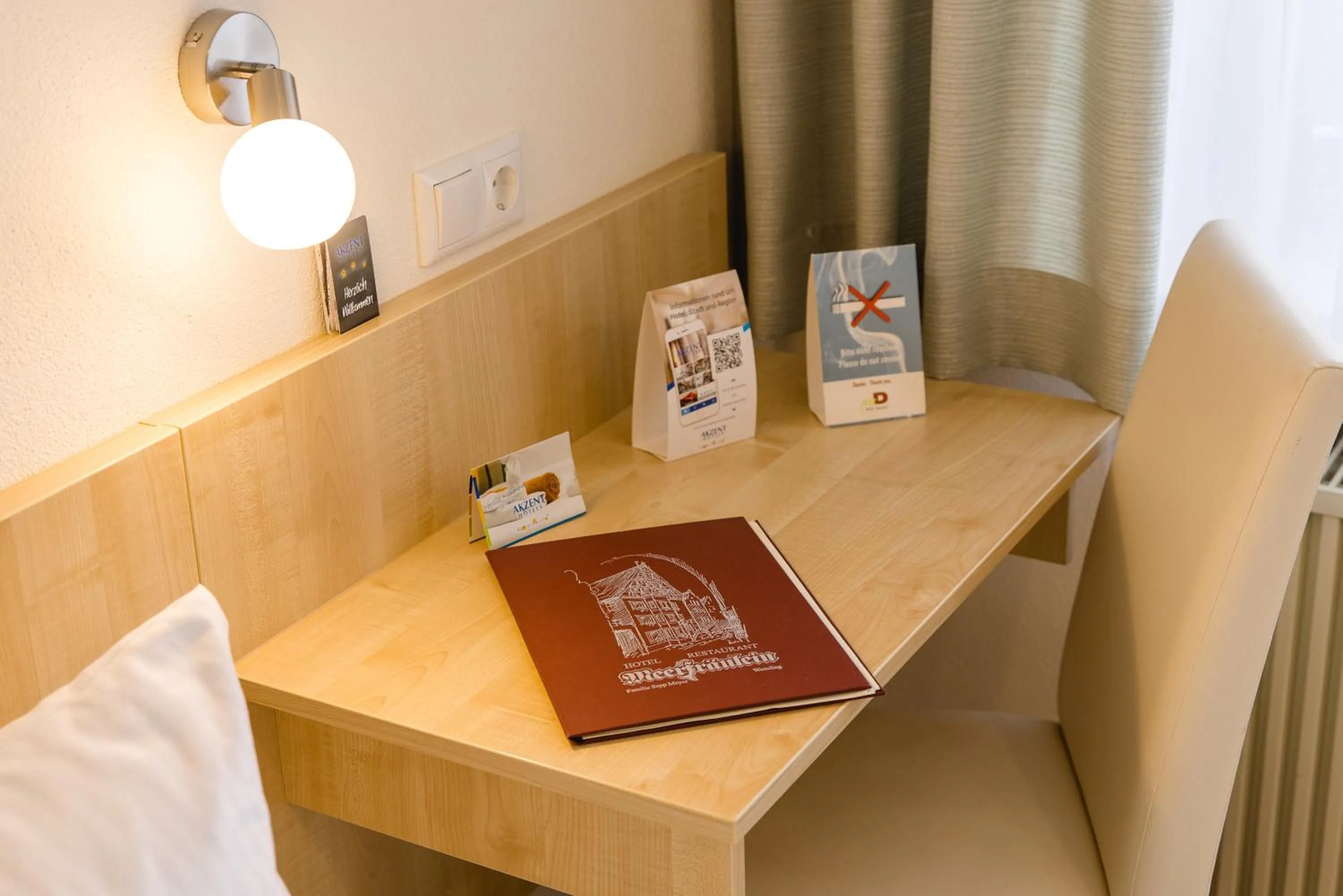 Text overlay, Bed in AKZENT Hotel Meerfräulein