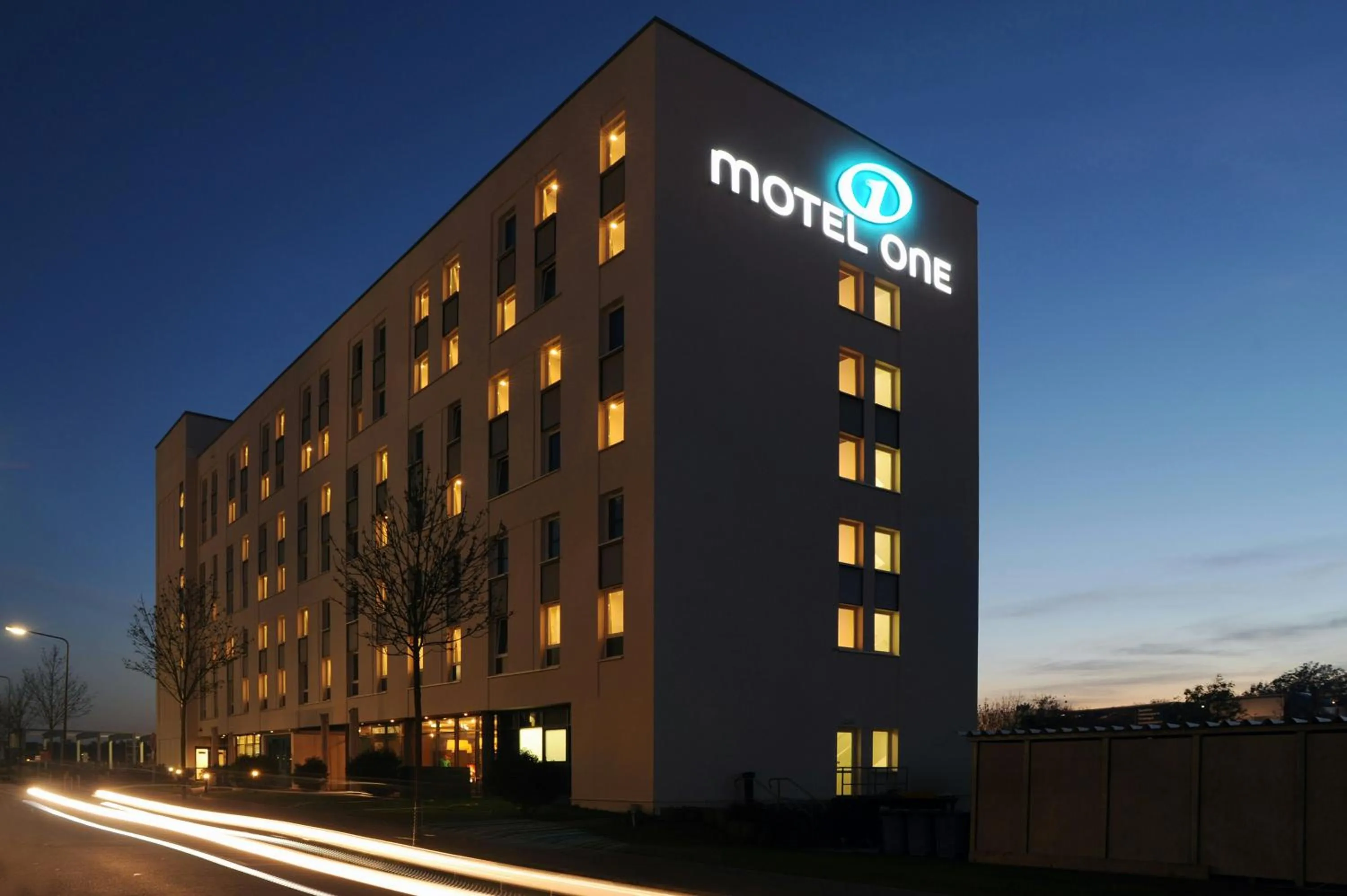 Facade/entrance in Motel One Frankfurt Airport