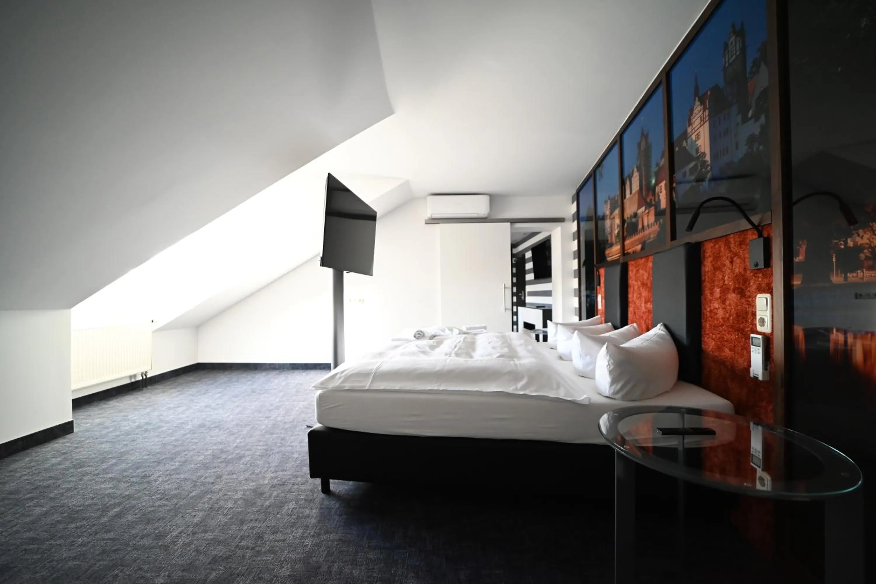 TV and multimedia, Bed in SL'otel im Parforcehaus