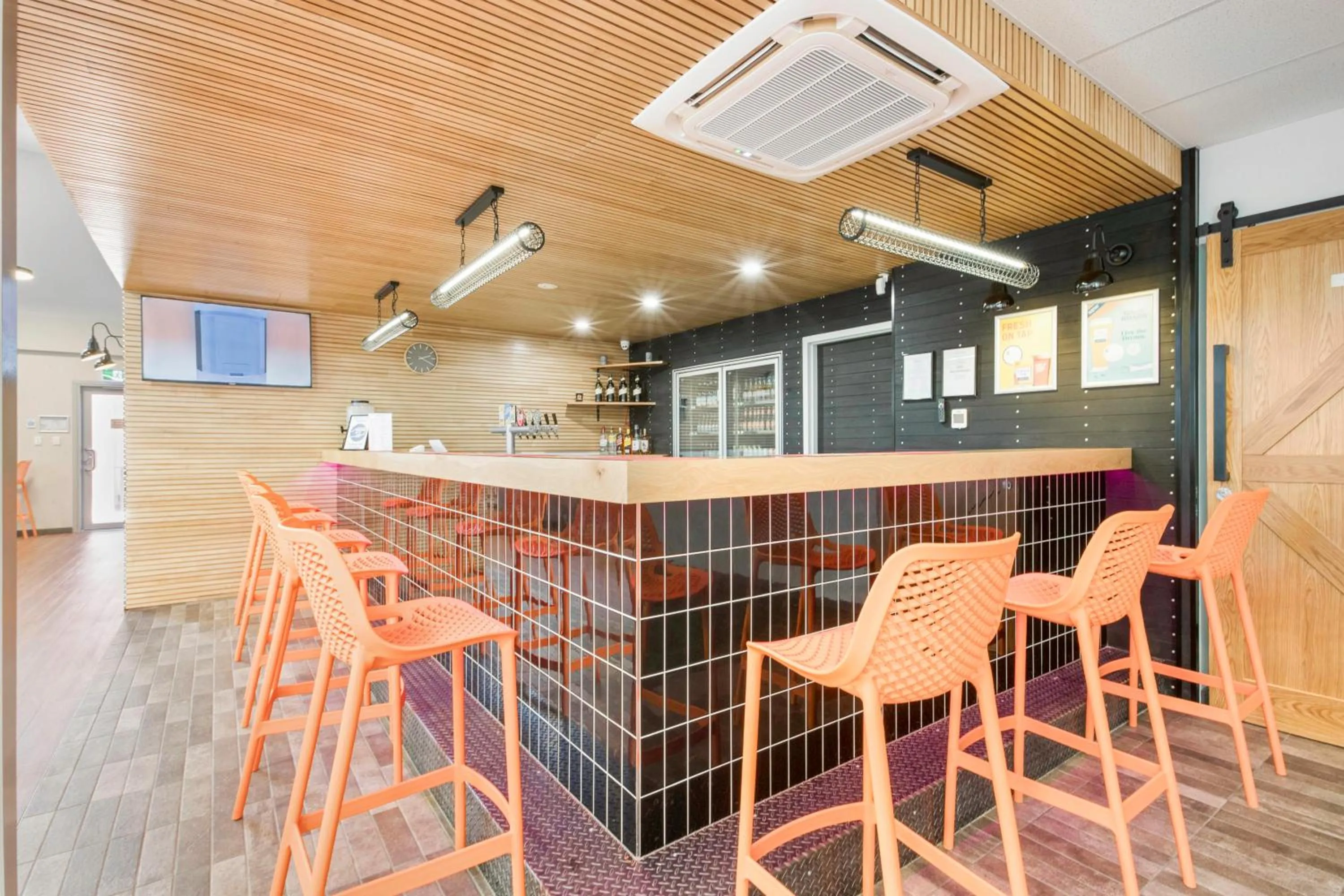 Billiard in Velocity Motel & Bistro-WA