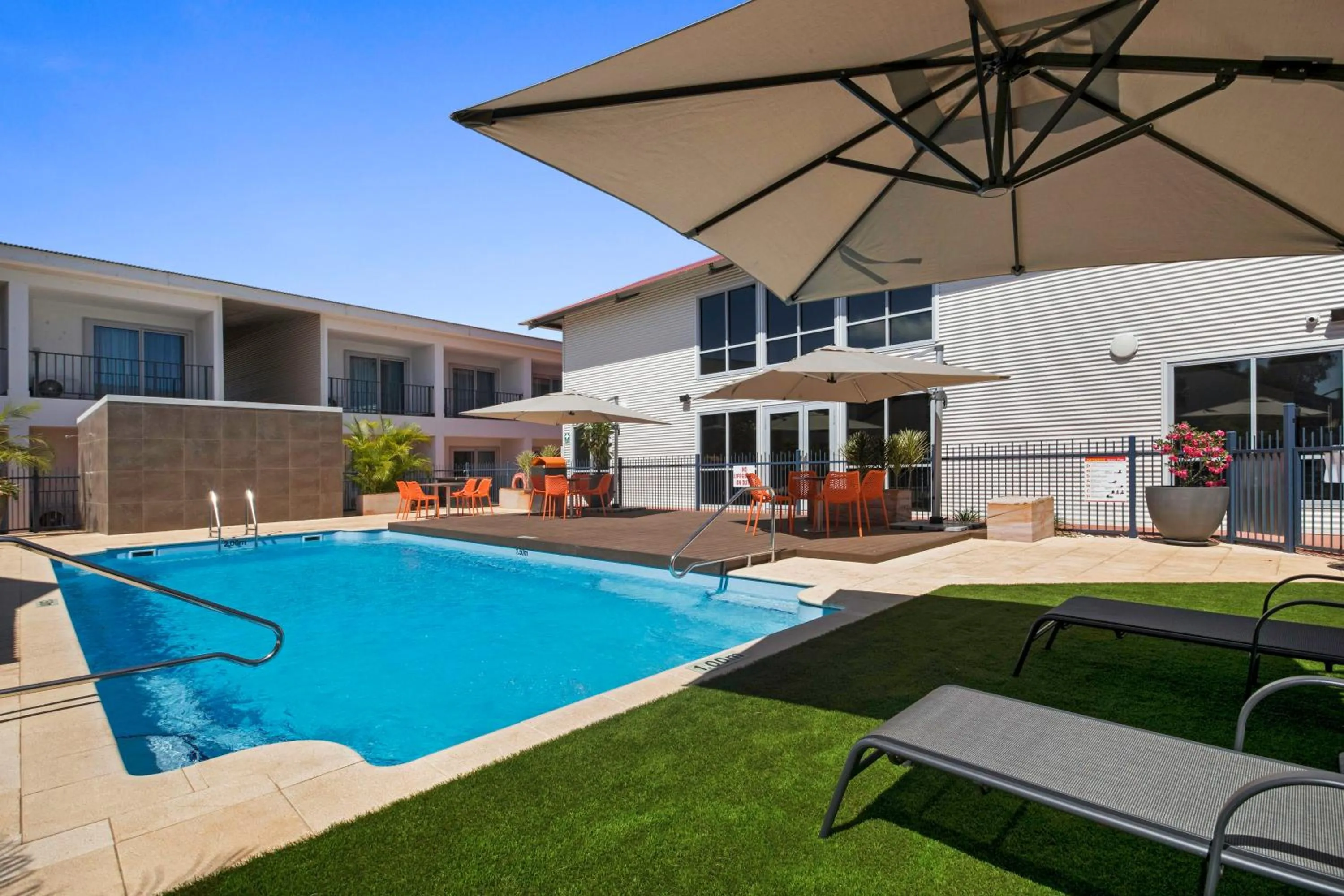 Swimming pool in Velocity Motel & Bistro-WA