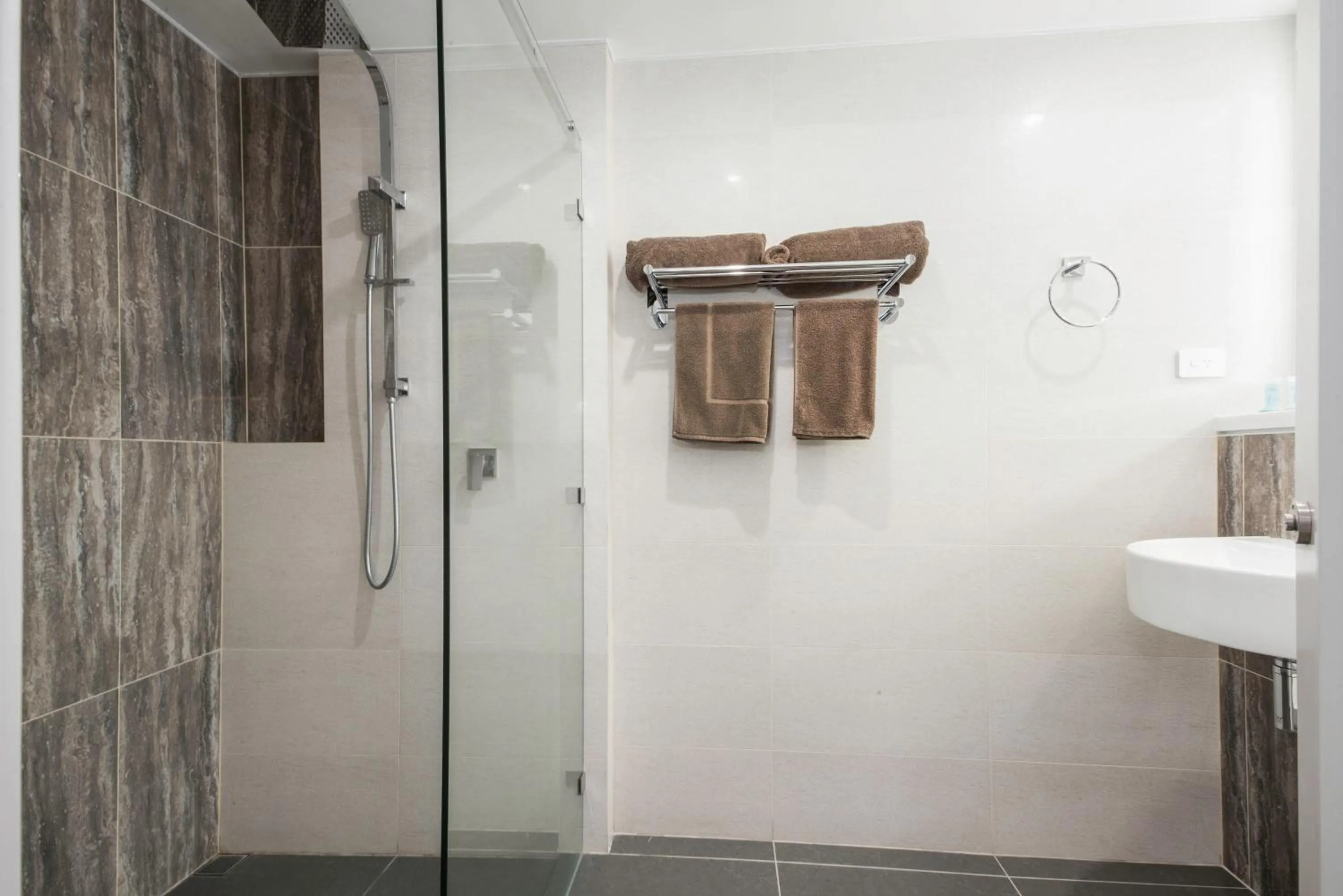 Bathroom in Velocity Motel & Bistro-WA