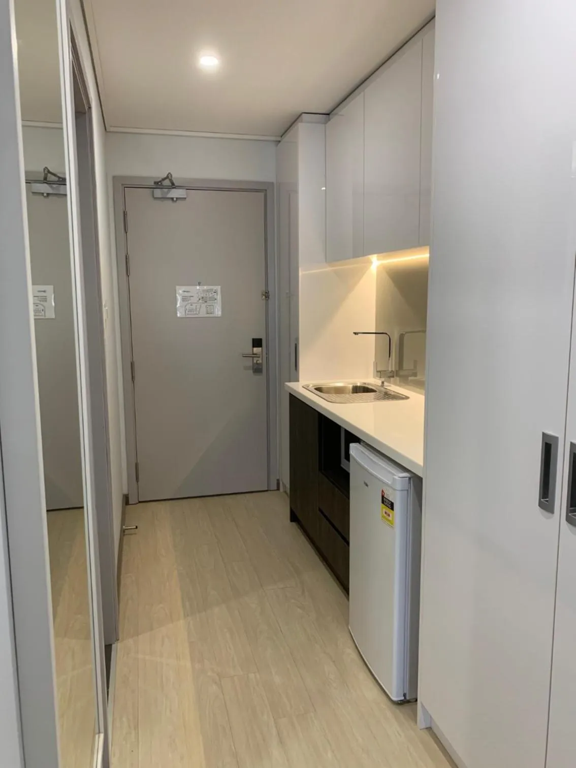 Communal kitchen in Velocity Motel & Bistro-WA