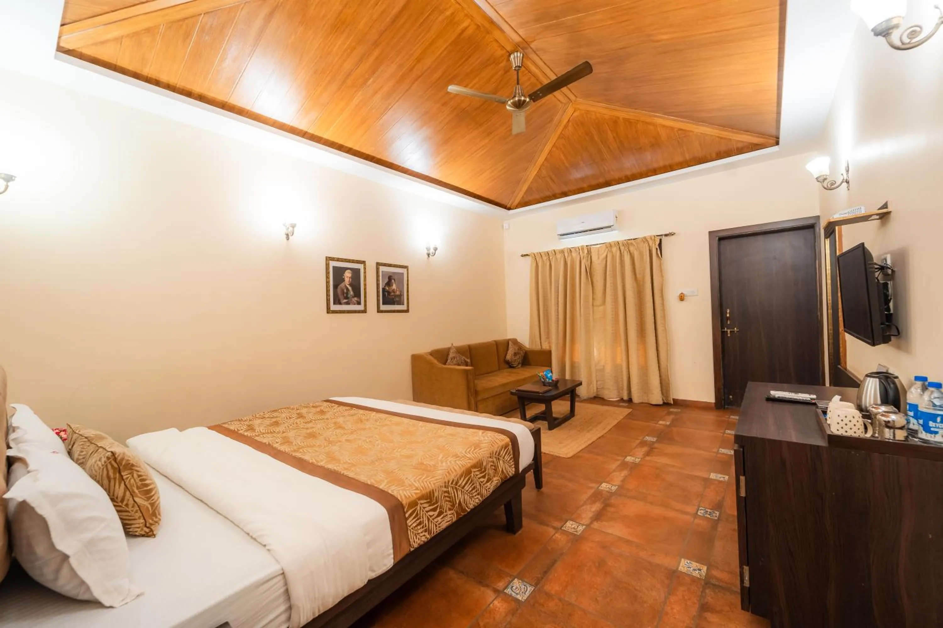 Photo of the whole room, Bed in Rahi Forest View