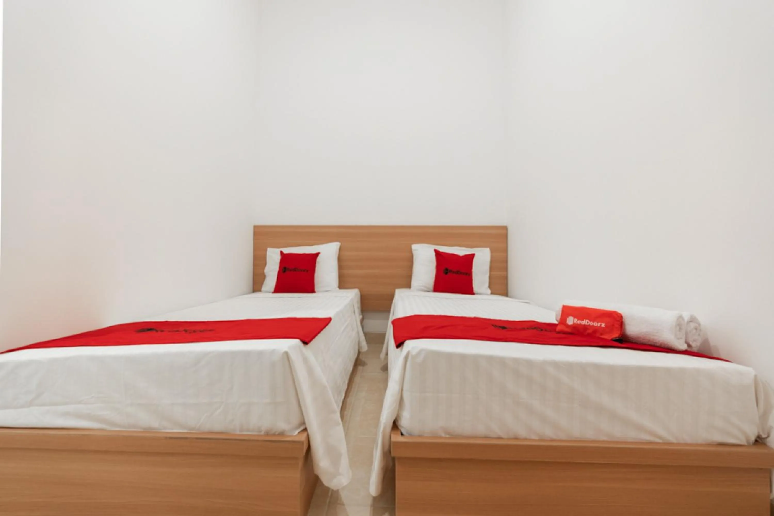 Bedroom, Bed in RedDoorz @ Graha Cemerlang Maros