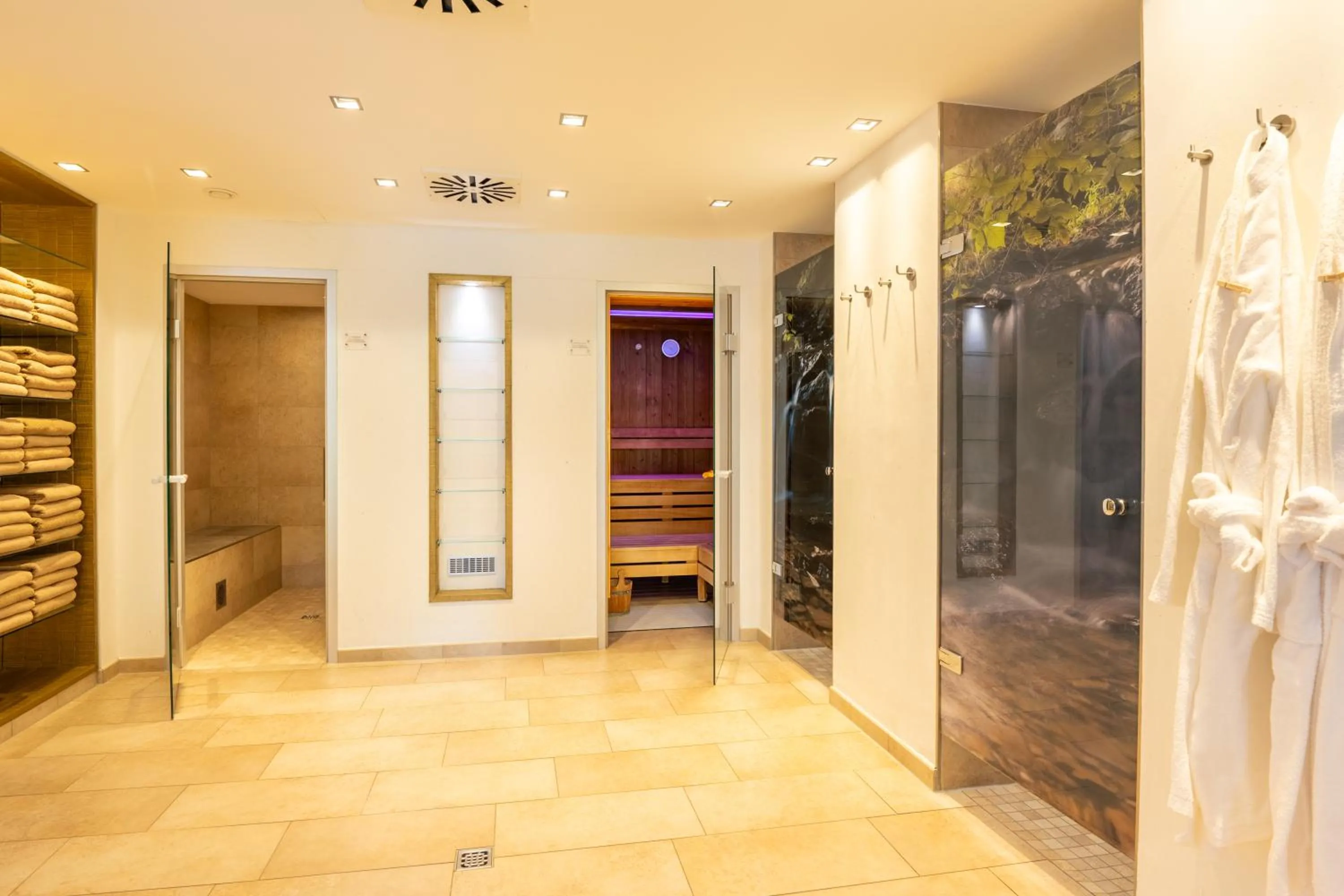 Swimming pool in Hotel Jagdhaus Wiese