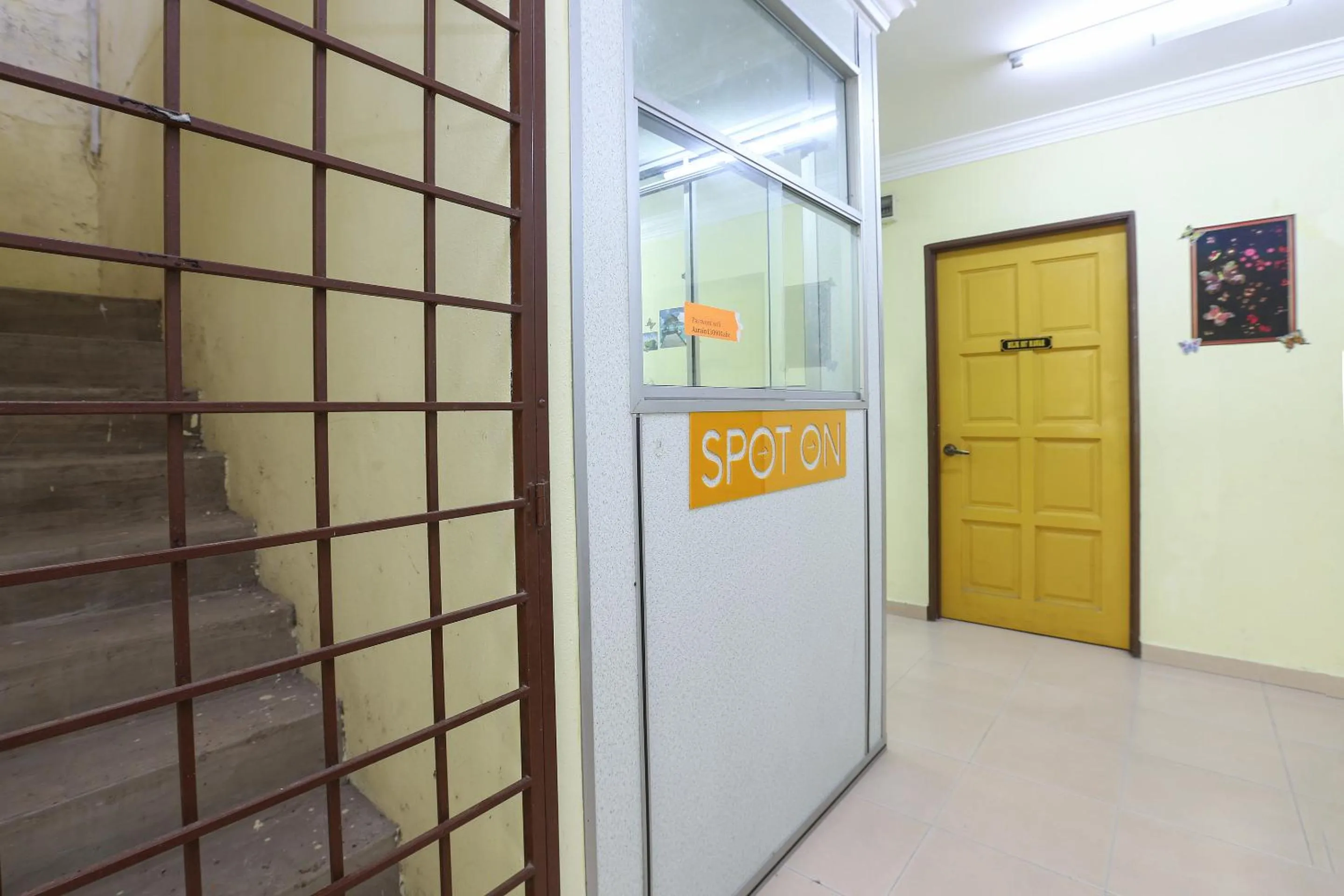 Lobby or reception in SPOT ON 89857 Azra Inn (rumah Tumpangan)