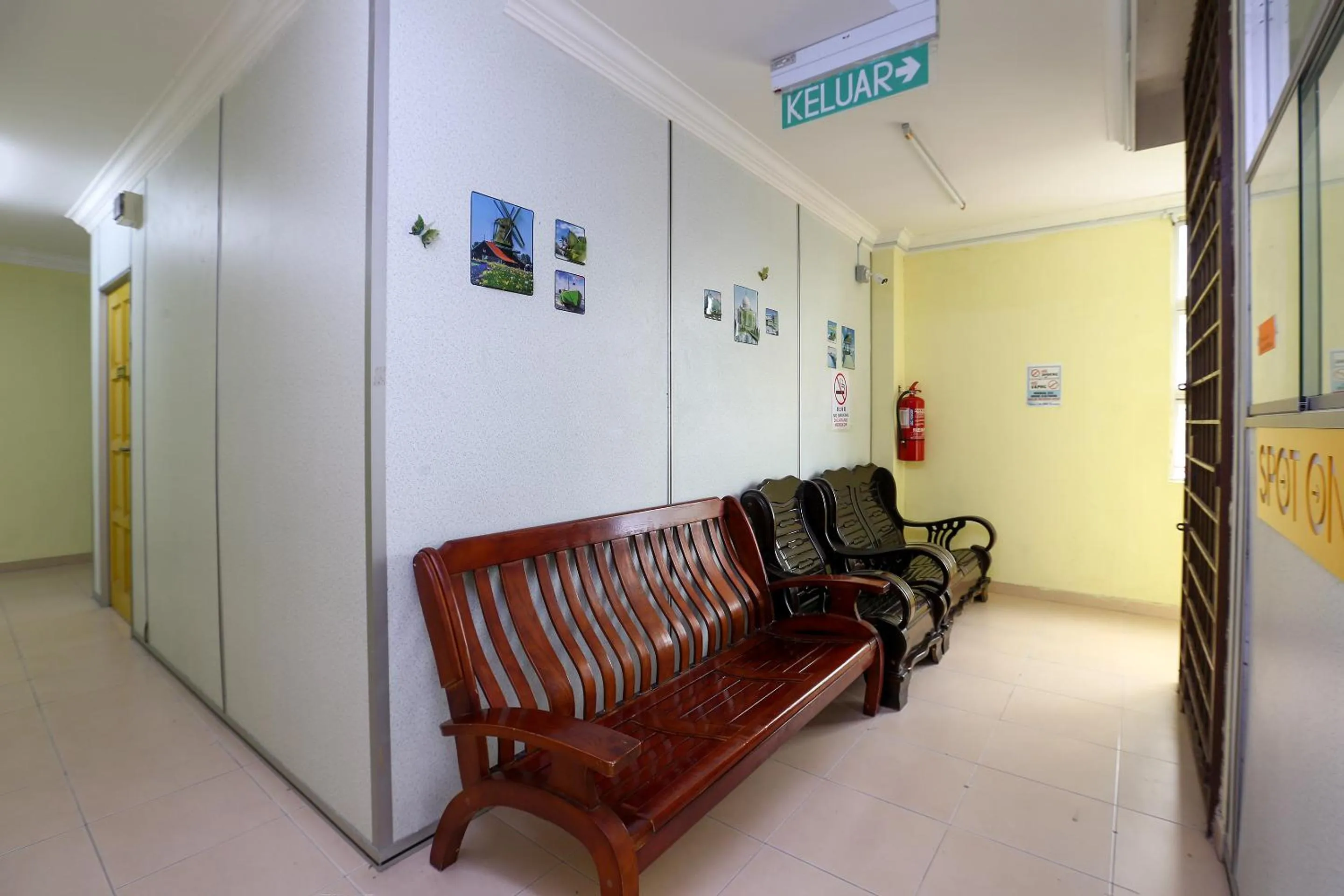 Lobby or reception in SPOT ON 89857 Azra Inn (rumah Tumpangan)
