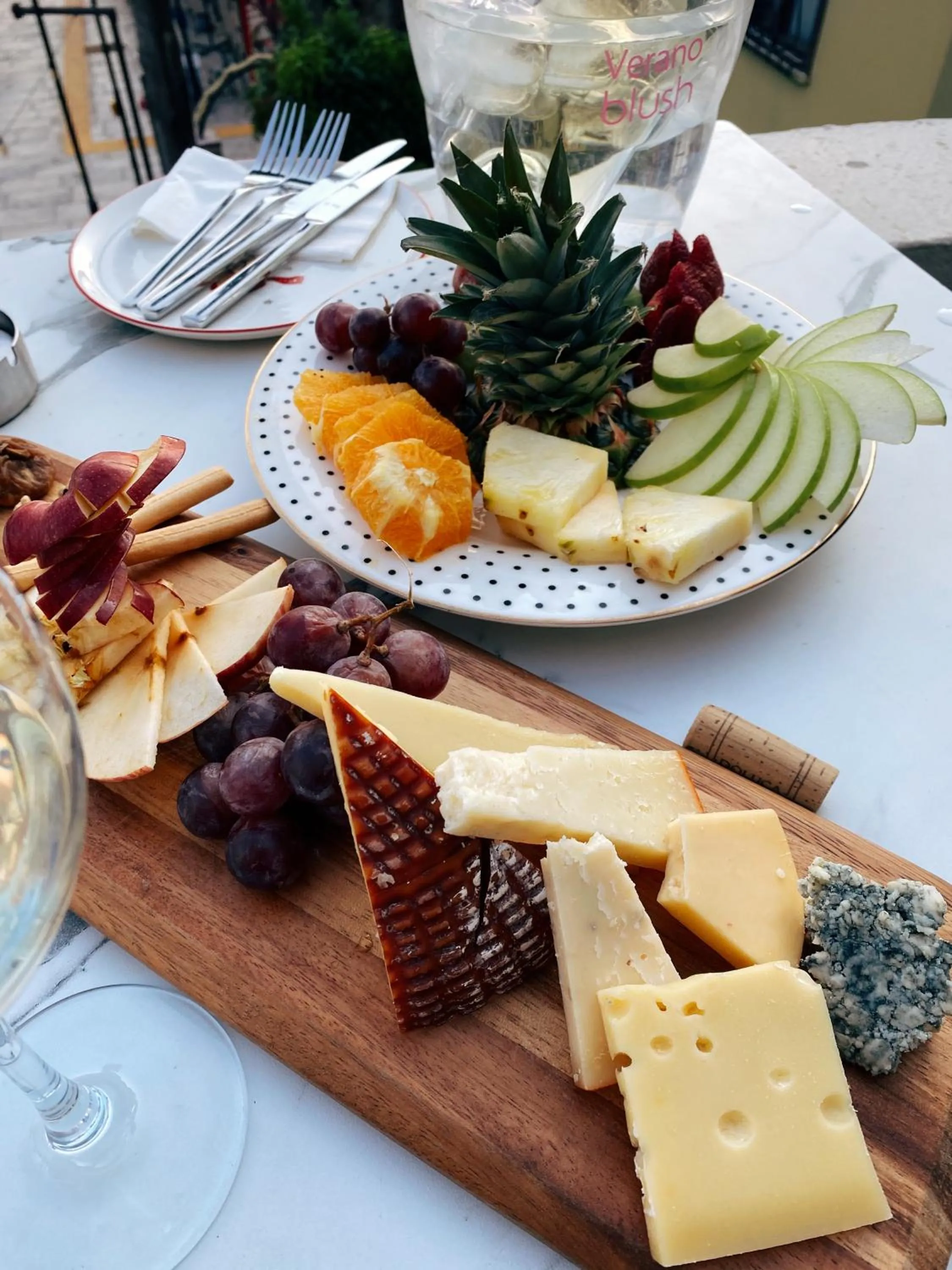 Restaurant/places to eat in Mono Hotel