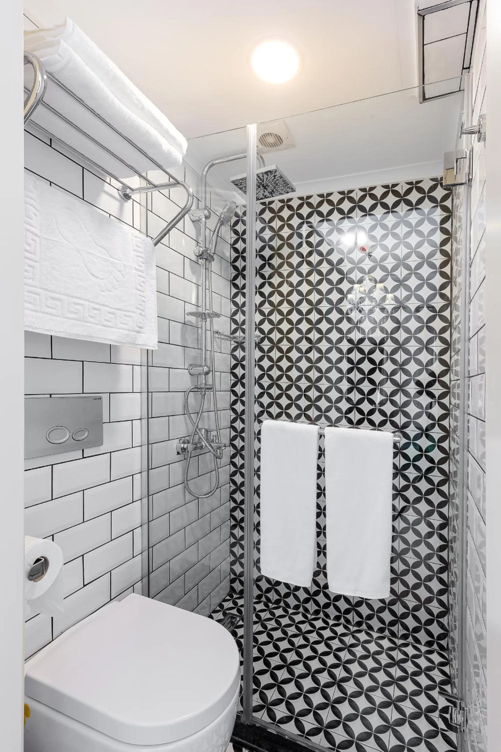 Toilet in Mono Hotel