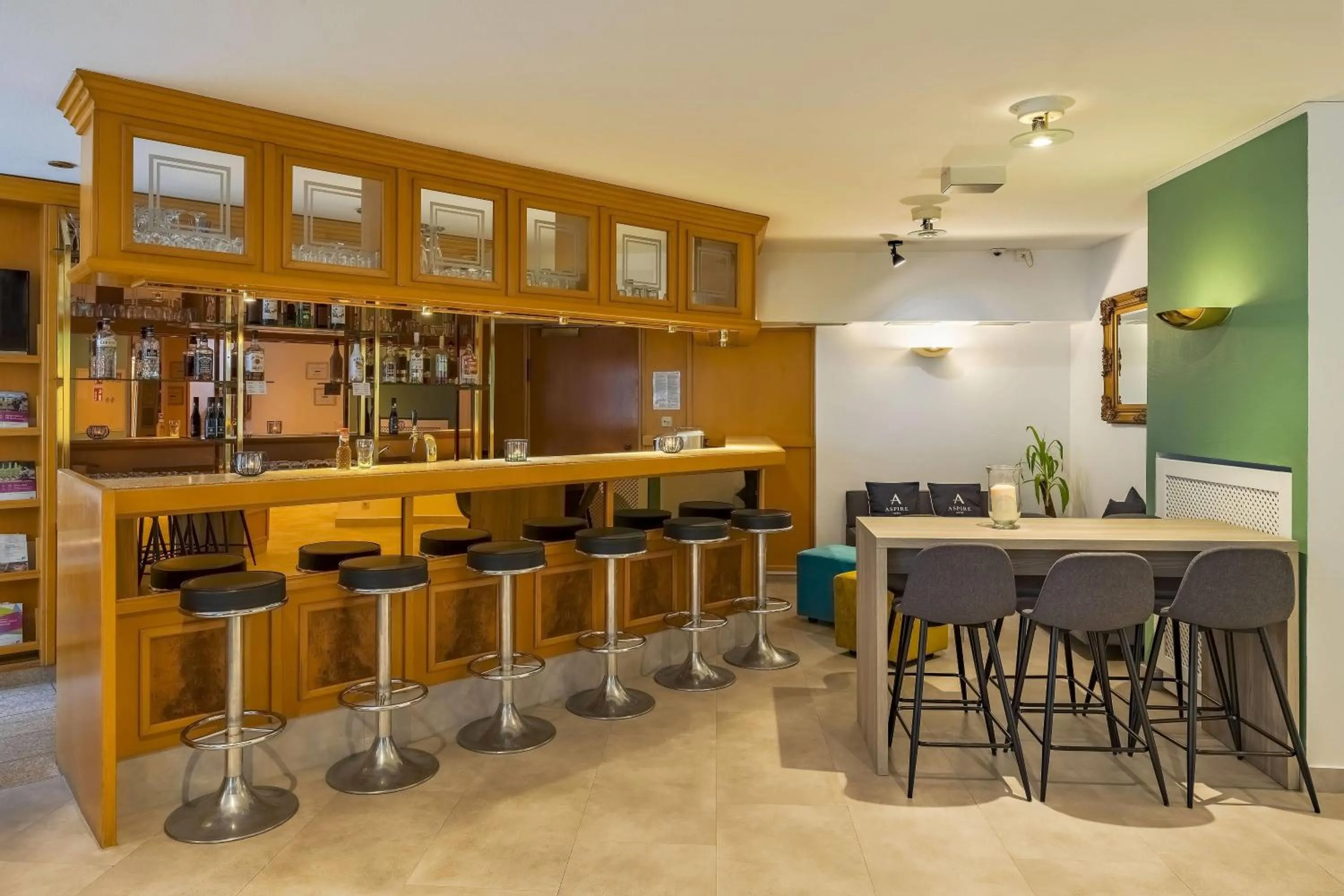 Lounge or bar in Aspire Frankfurt Airport, Trademark Collection by Wyndham