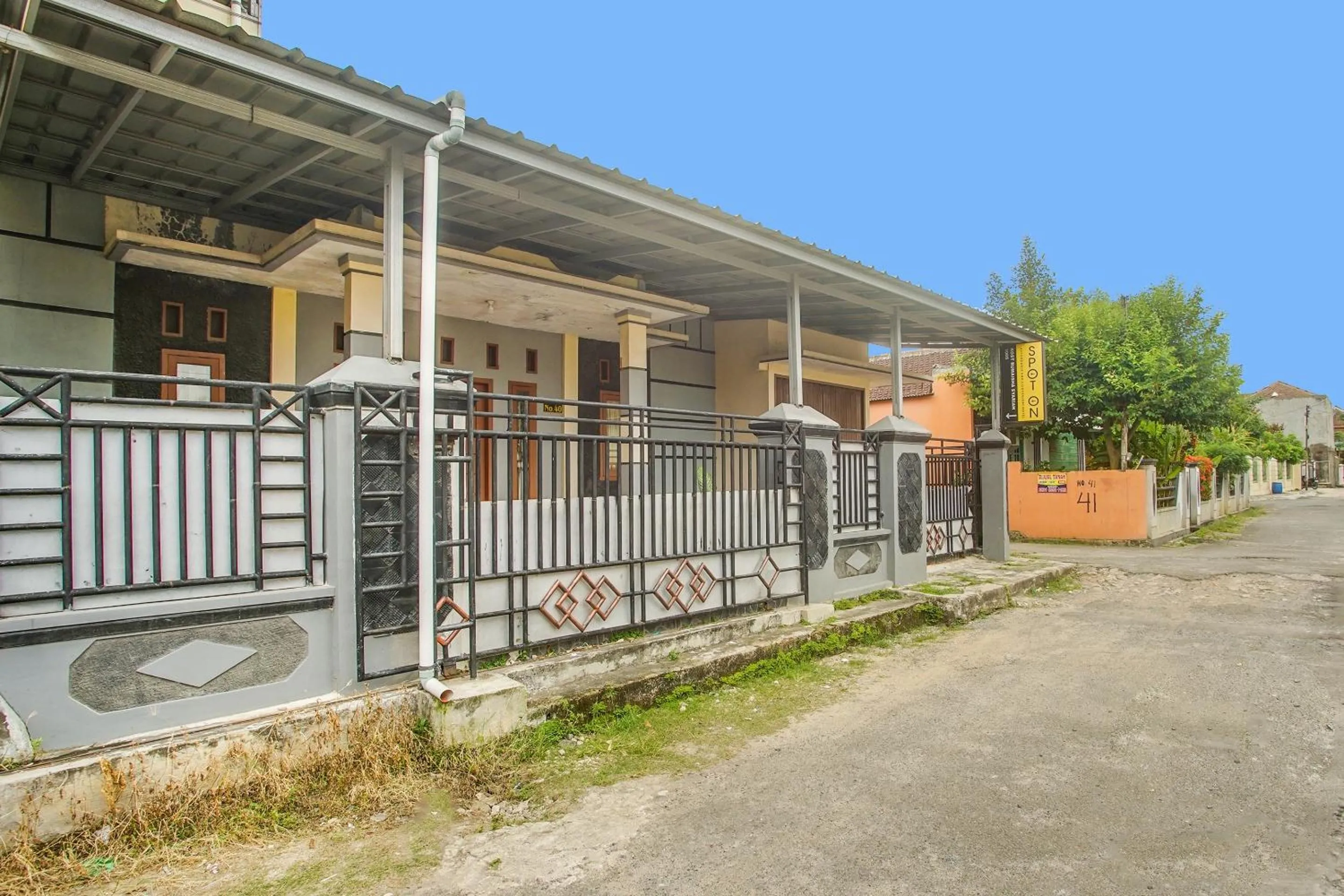 Facade/entrance in OYO Life 3005 Kost Rumaisha Syariah