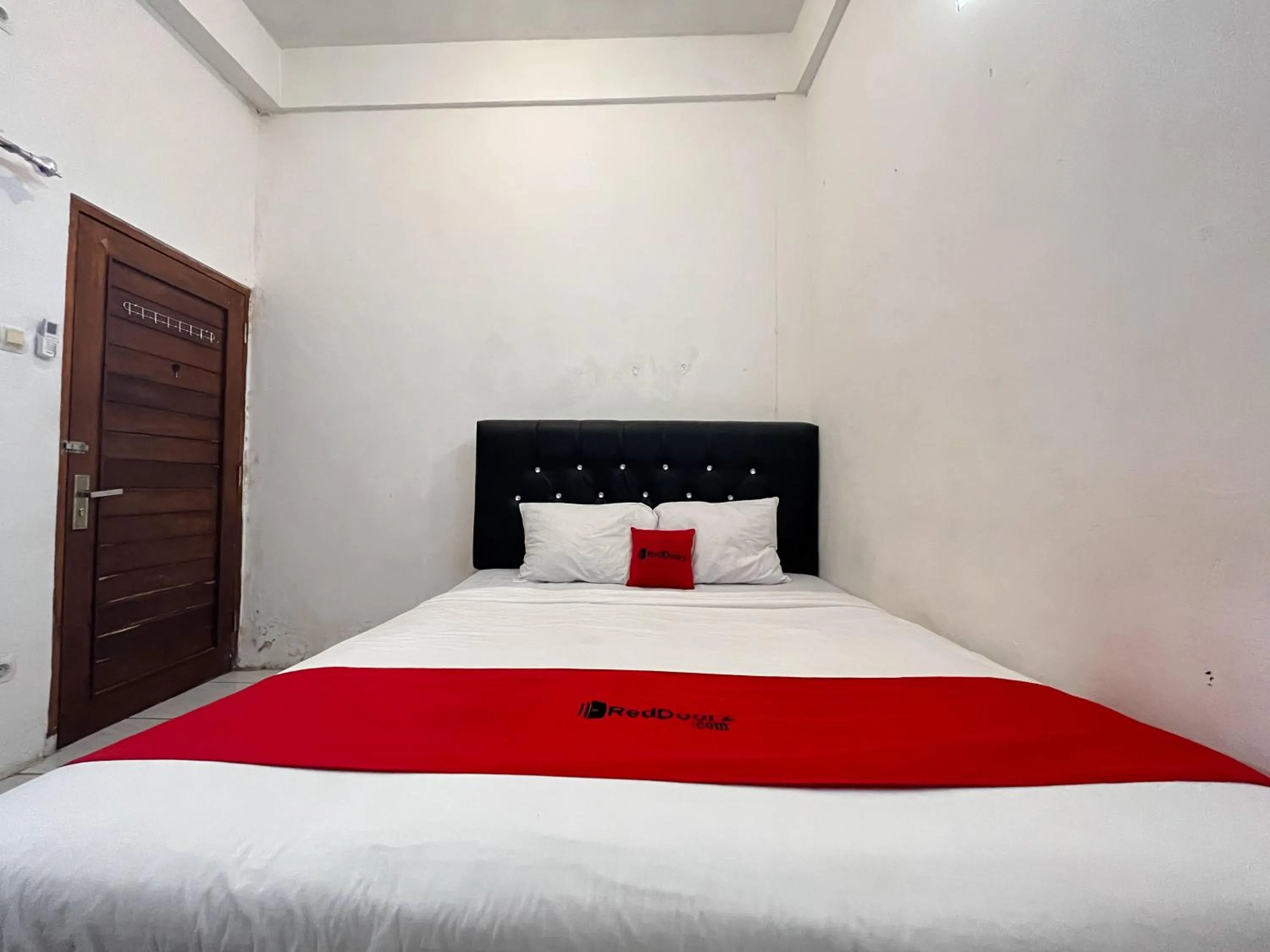 Bed in RedDoorz Syariah at Falisha UMY