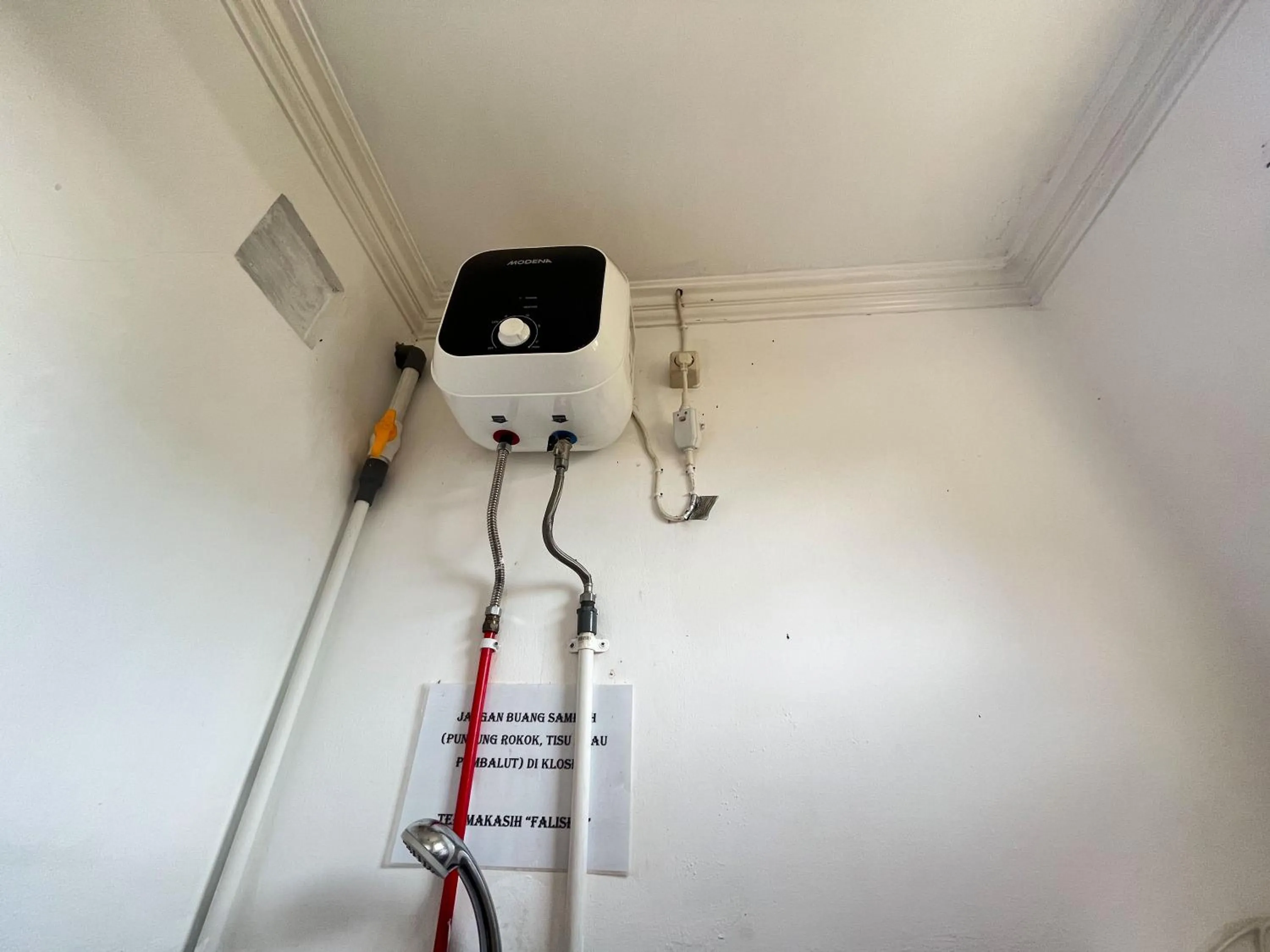 Bathroom in RedDoorz Syariah at Falisha UMY