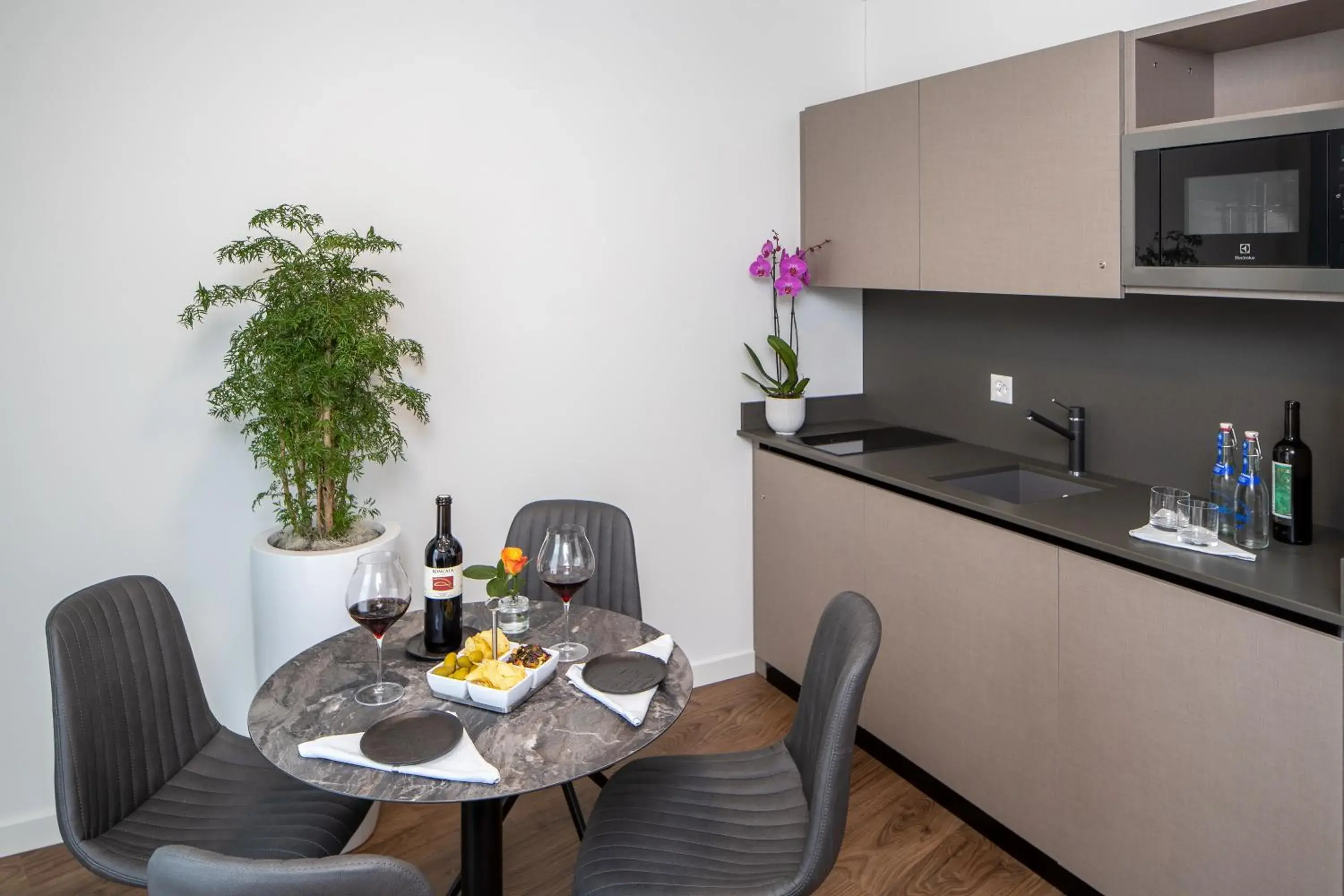 Junior Suite with Lake View - Third Floor in Hotel Lago Maggiore - Welcome! Junior Suite with Lake View - Third Floor in Hotel Lago Maggiore - Welcome!