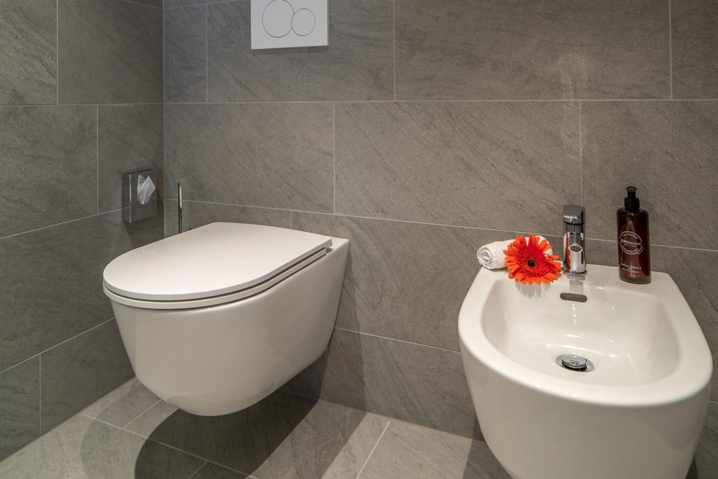 Toilet in Hotel Lago Maggiore - Welcome!