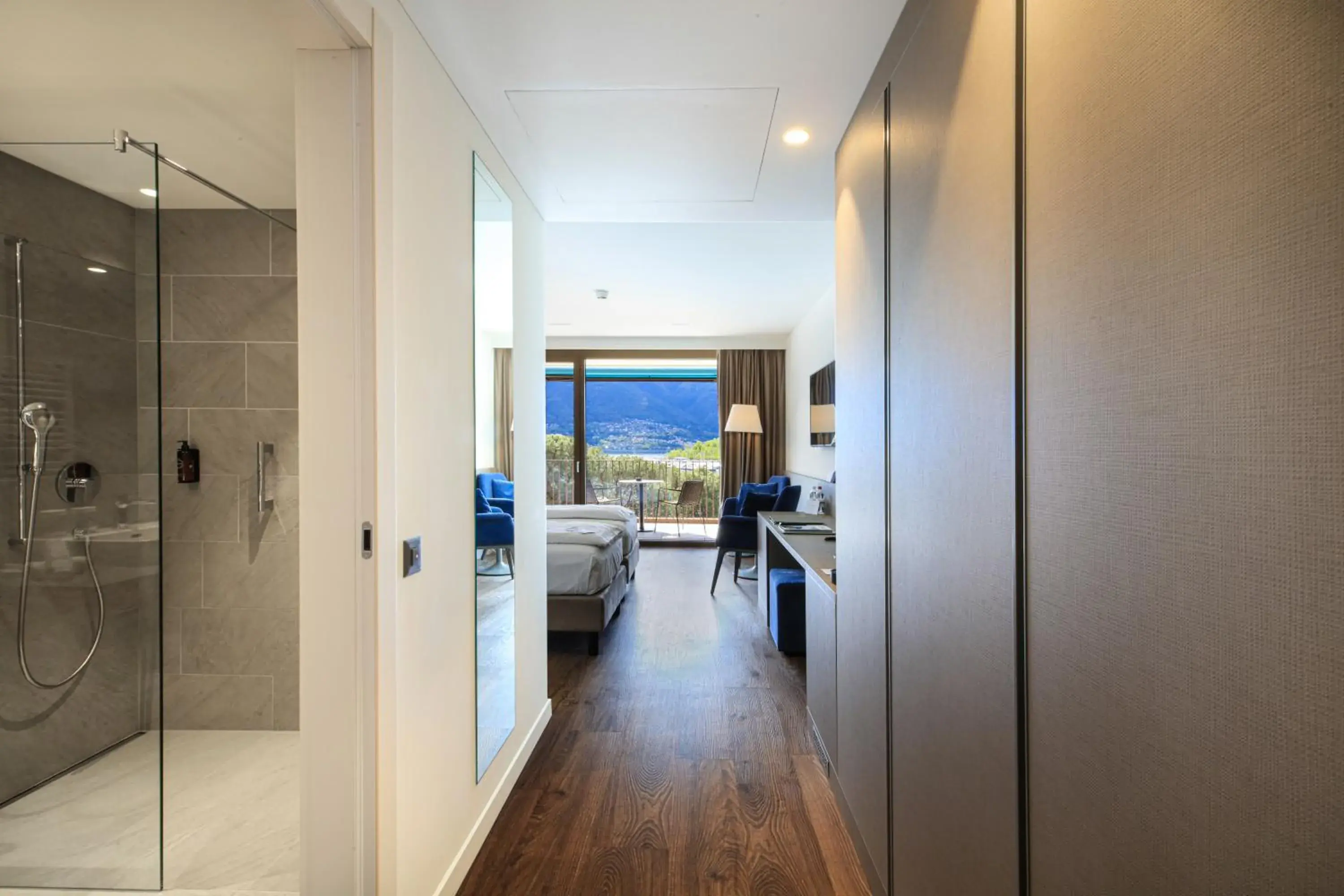 Double Room with Lake View - Third Floor in Hotel Lago Maggiore - Welcome! Double Room with Lake View - Third Floor in Hotel Lago Maggiore - Welcome!