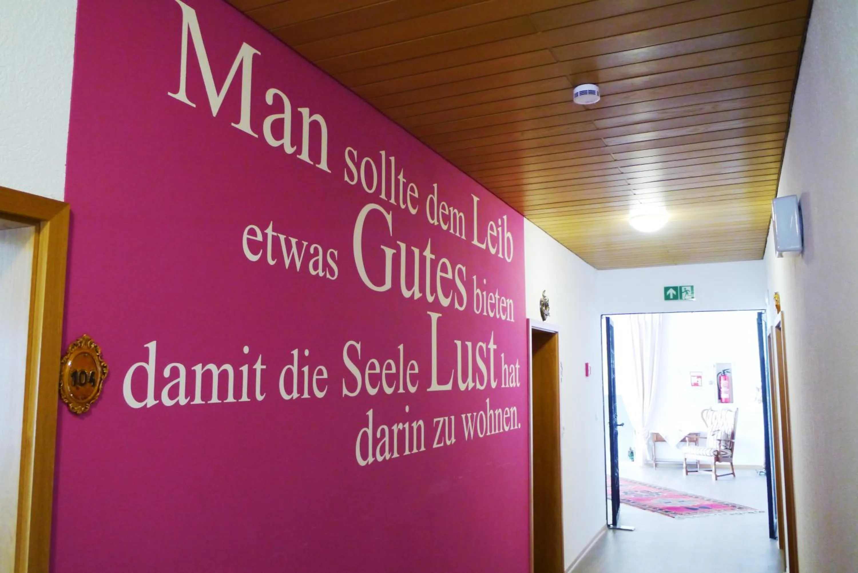 Text overlay in Hotel Grader