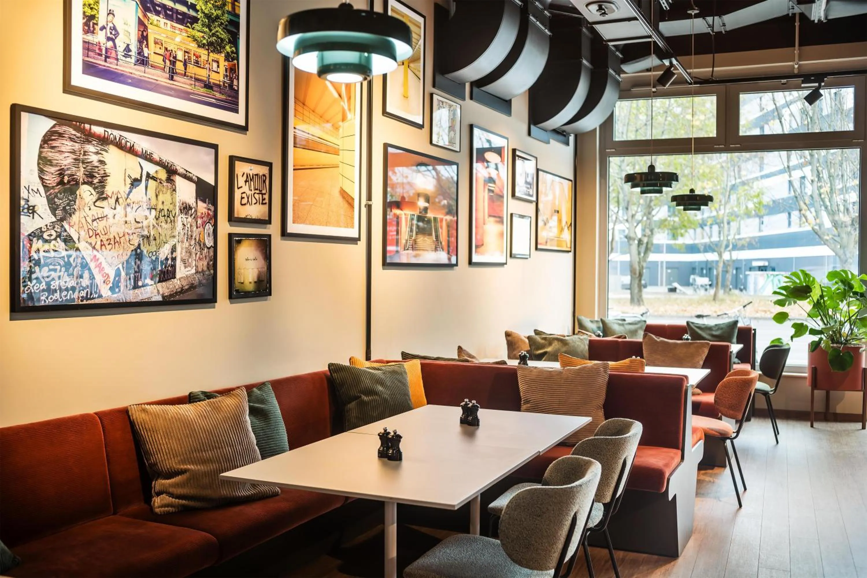 Restaurant/places to eat in Me and All Hotel Berlin East Side, by Hyatt