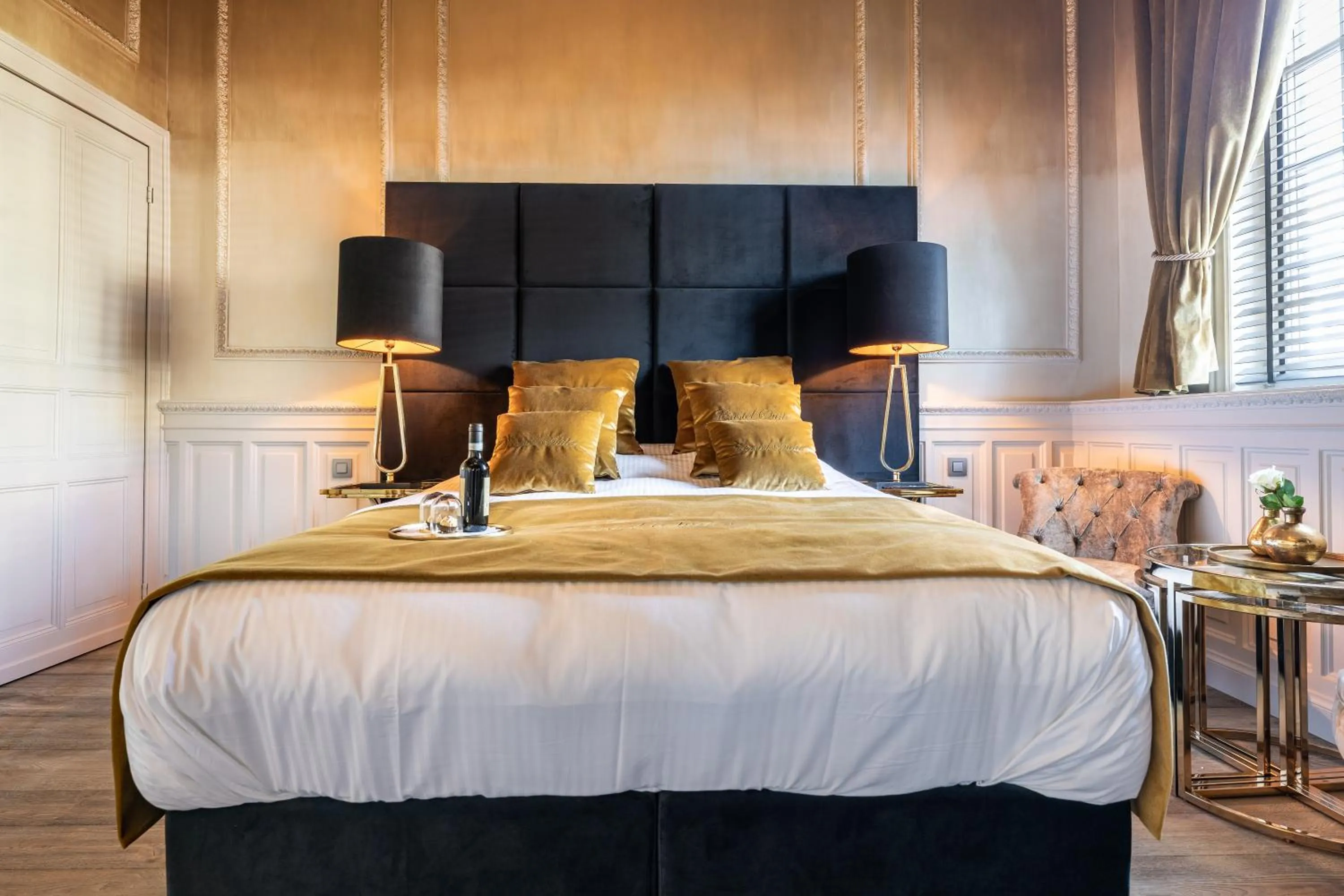 Property building, Bed in Castelsuites