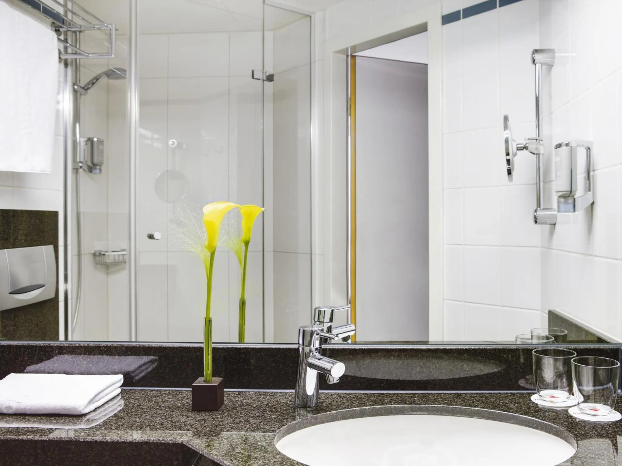 Bathroom in IntercityHotel Nürnberg