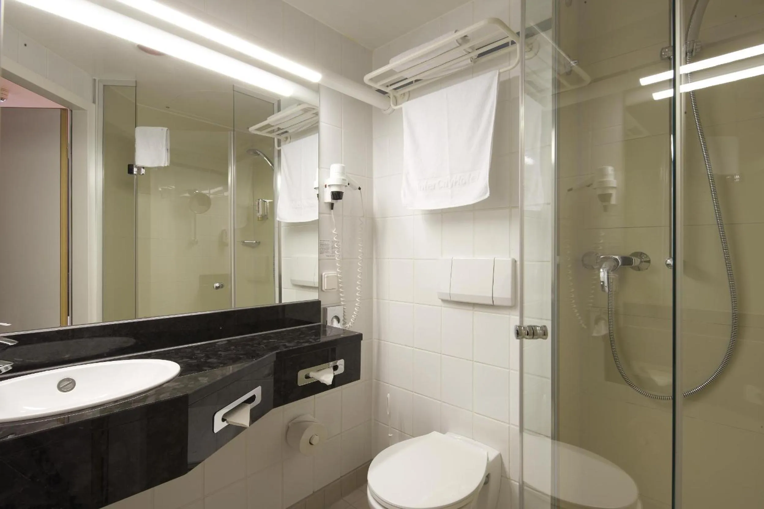 Bathroom in IntercityHotel Nürnberg