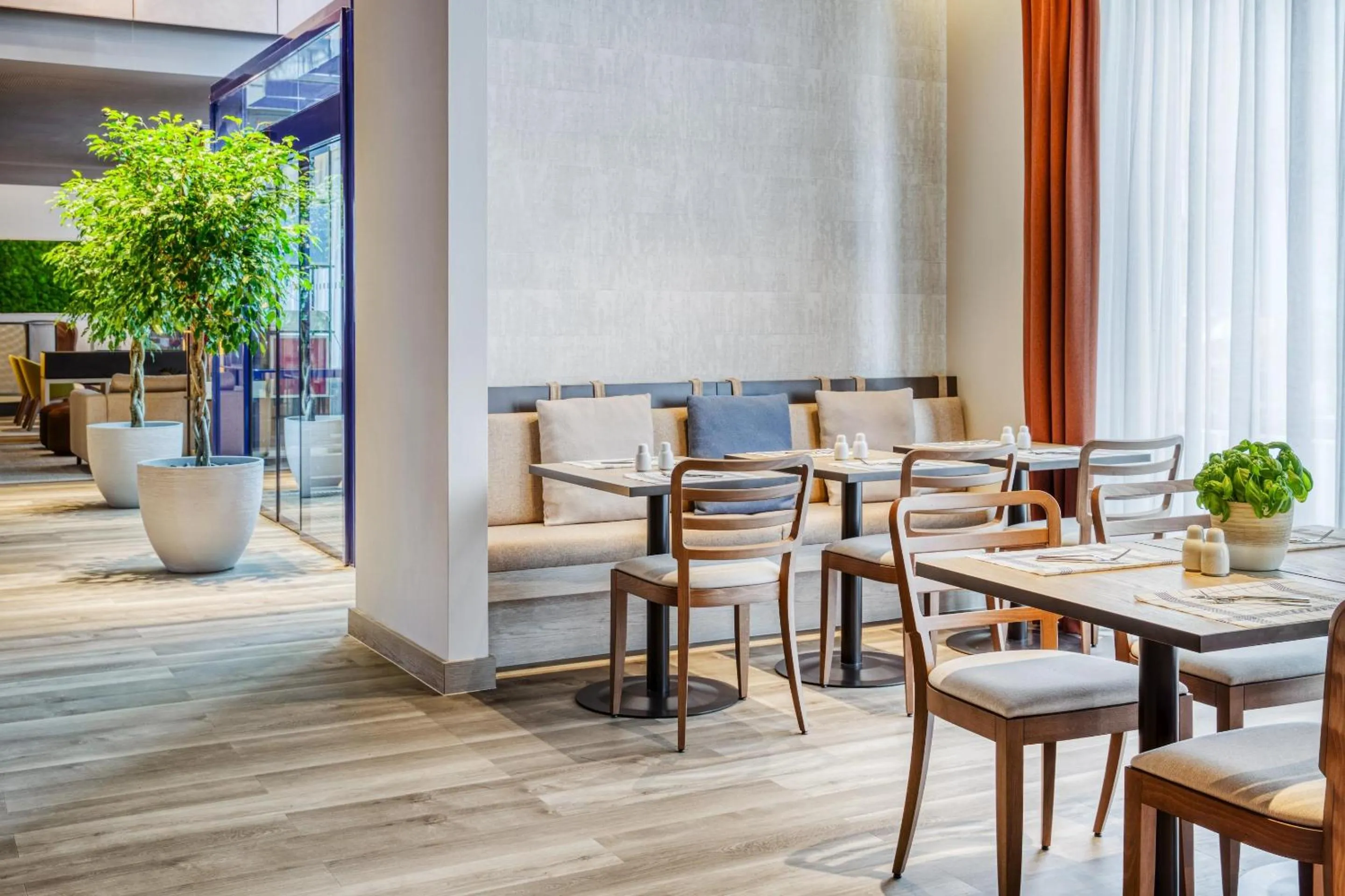 Restaurant/places to eat in IntercityHotel Nürnberg