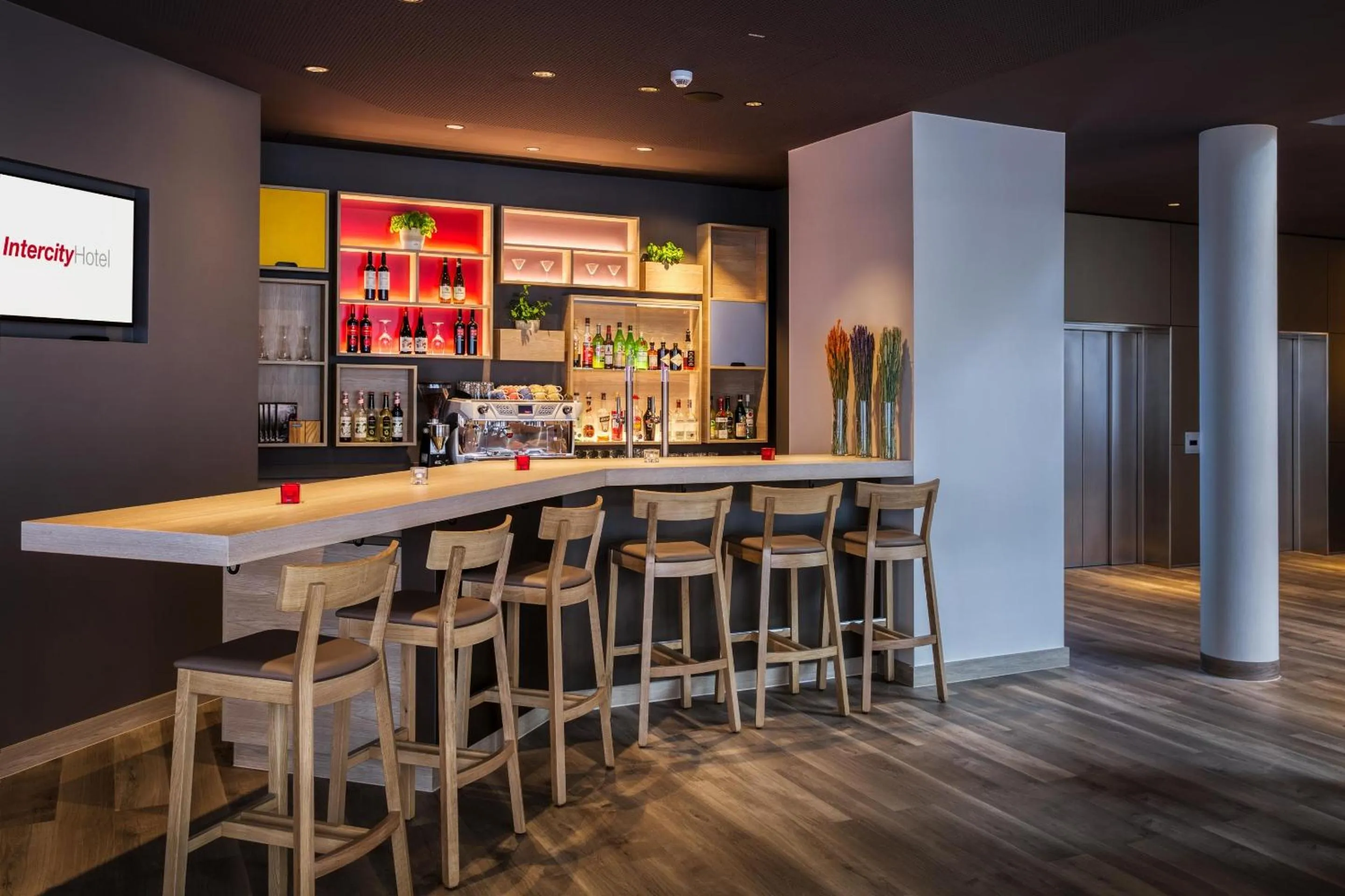 Lounge or bar in IntercityHotel Nürnberg