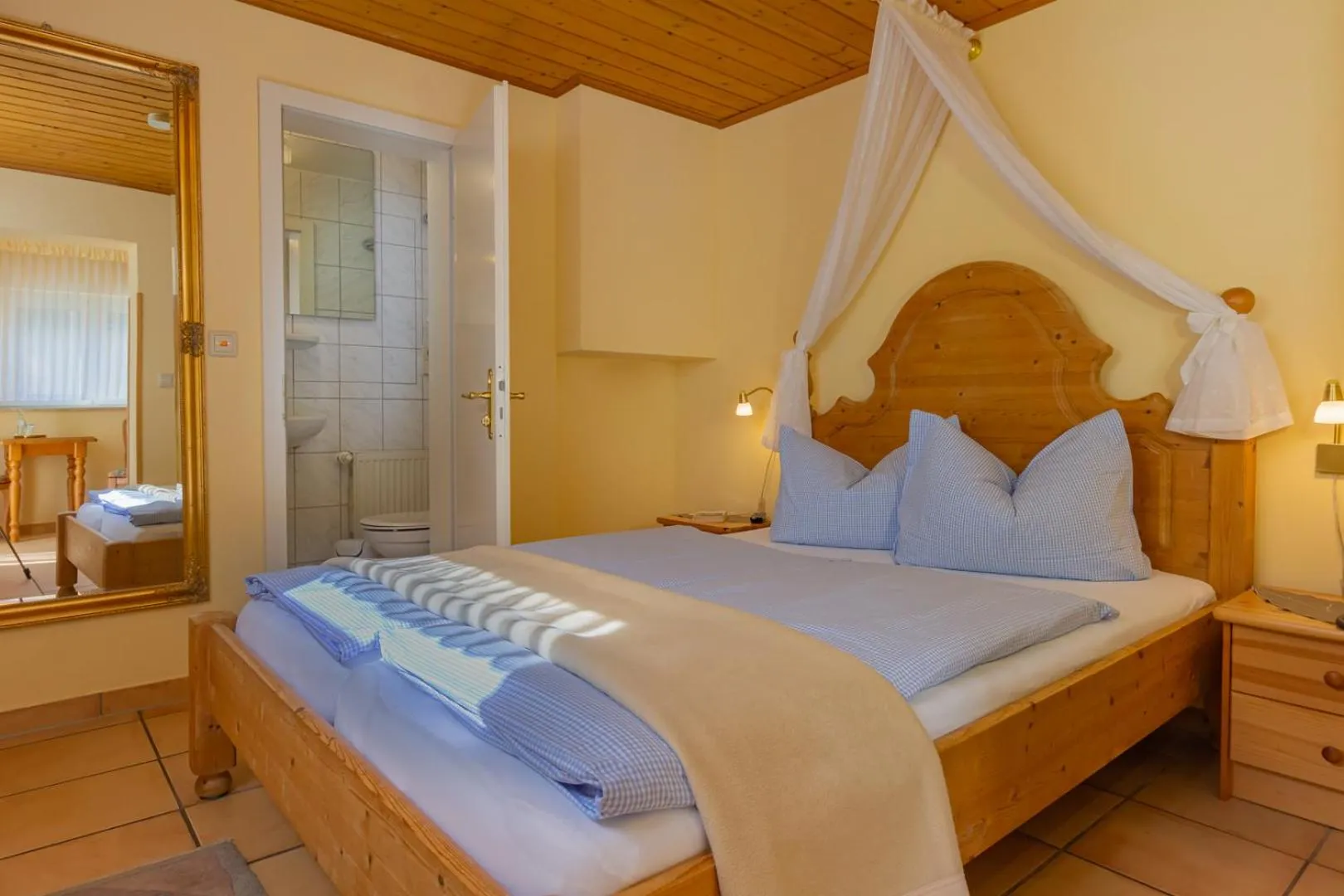 Bed in Hotel Villa Tummelchen