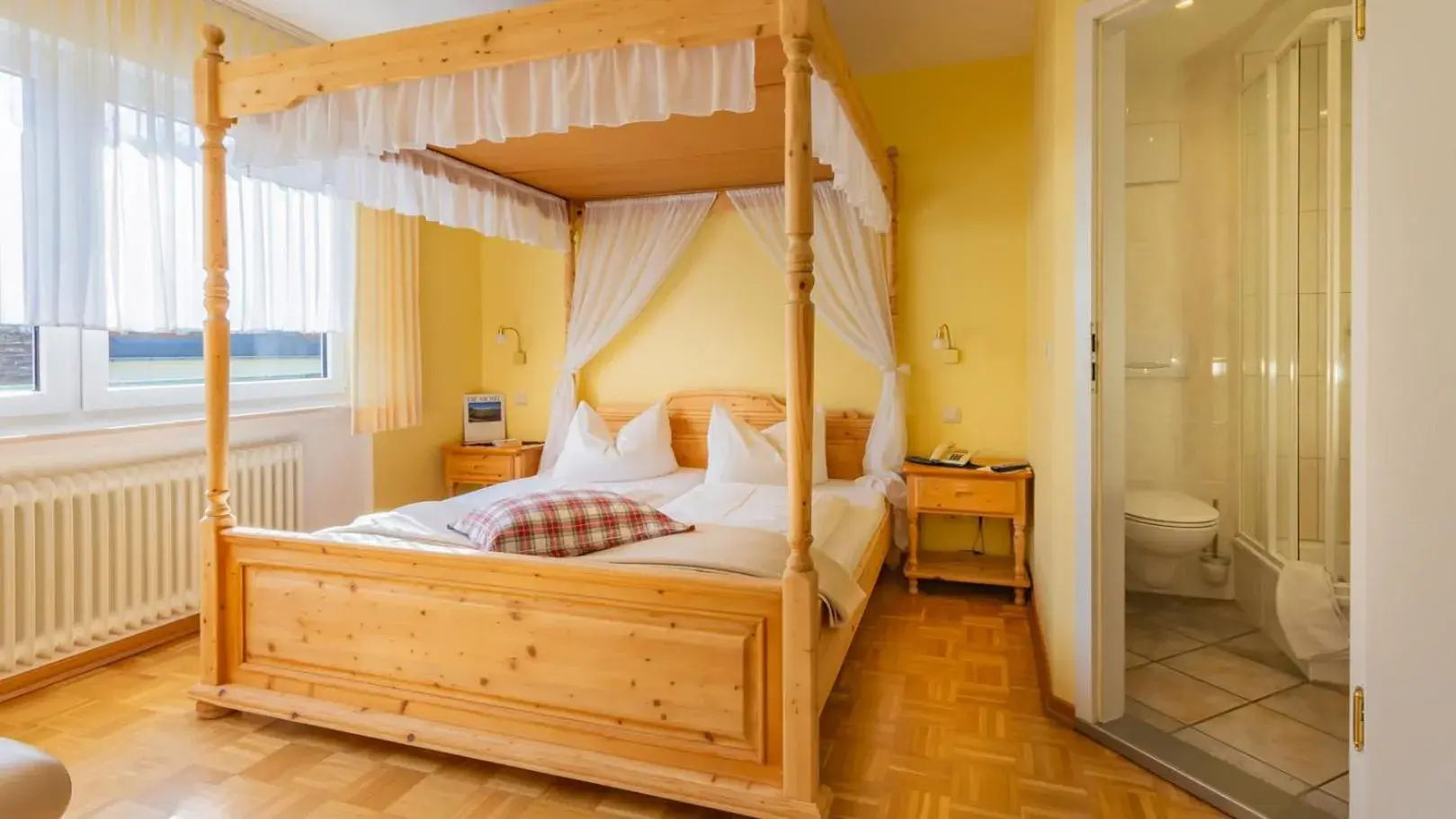 Double Room in Hotel Villa Tummelchen Double Room in Hotel Villa Tummelchen