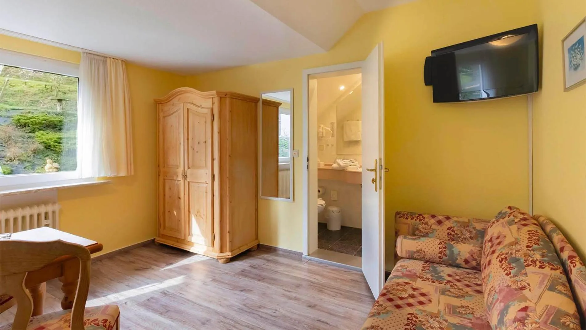 Photo of the whole room in Hotel Villa Tummelchen